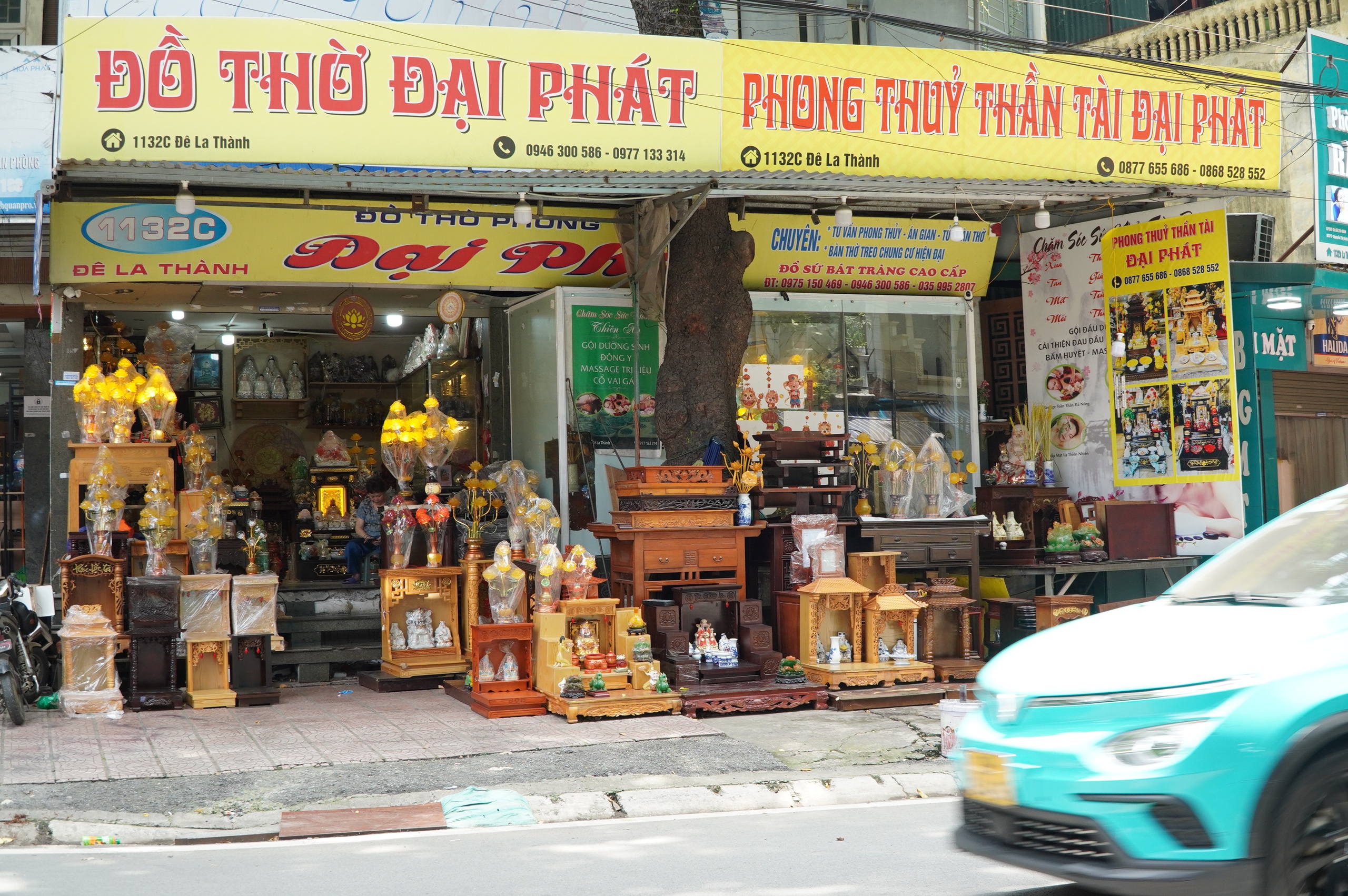 Hà Nội: Hàng quán chiếm dụng vỉa hè, người đi bộ len lỏi giữa dòng xe cộ- Ảnh 19. Hà Nội: Hàng quán chiếm dụng vỉa hè, người đi bộ len lỏi giữa dòng xe cộ- Ảnh 19.