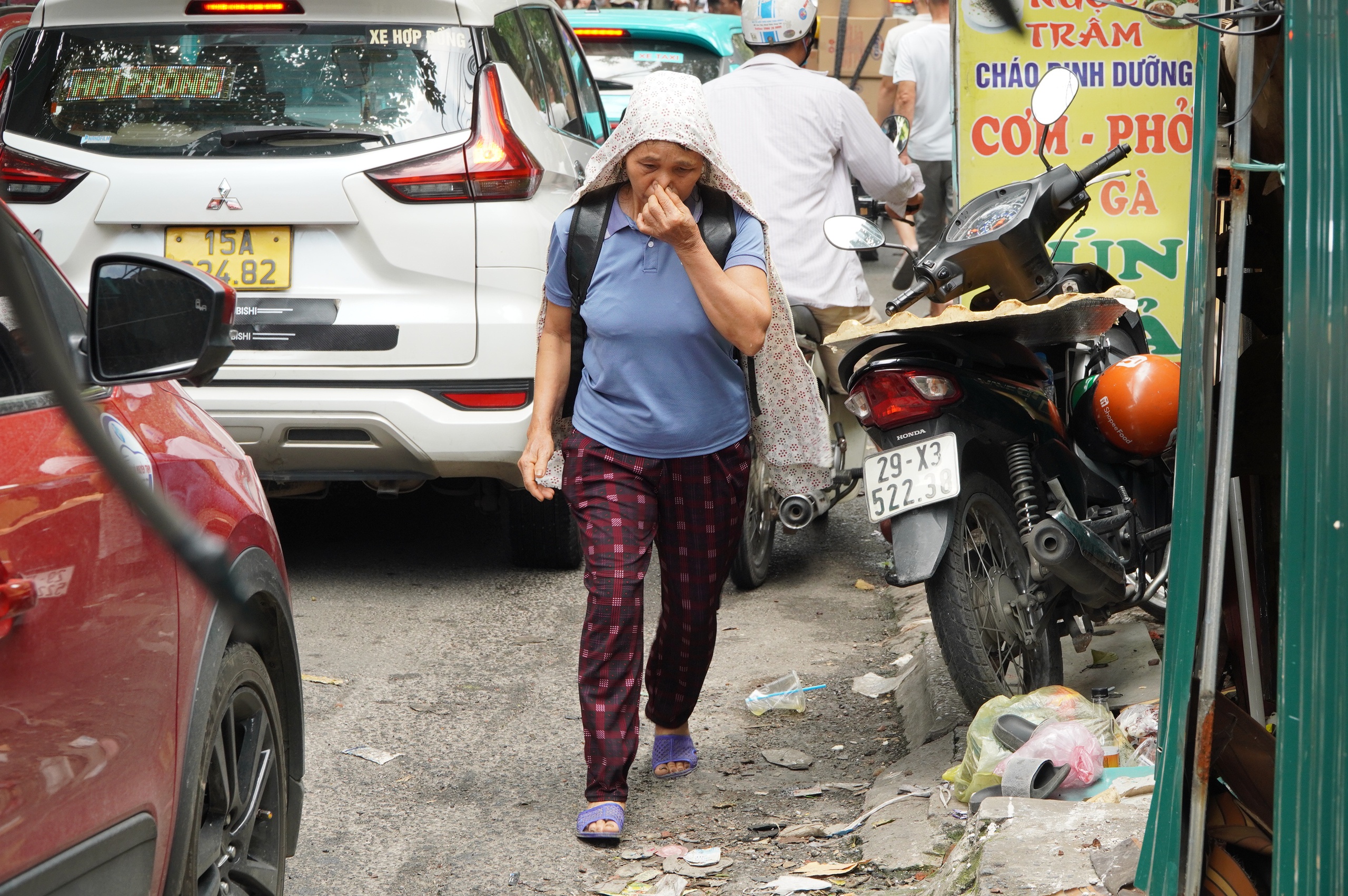 Hà Nội: Hàng quán chiếm dụng vỉa hè, người đi bộ len lỏi giữa dòng xe cộ- Ảnh 16. Hà Nội: Hàng quán chiếm dụng vỉa hè, người đi bộ len lỏi giữa dòng xe cộ- Ảnh 16.