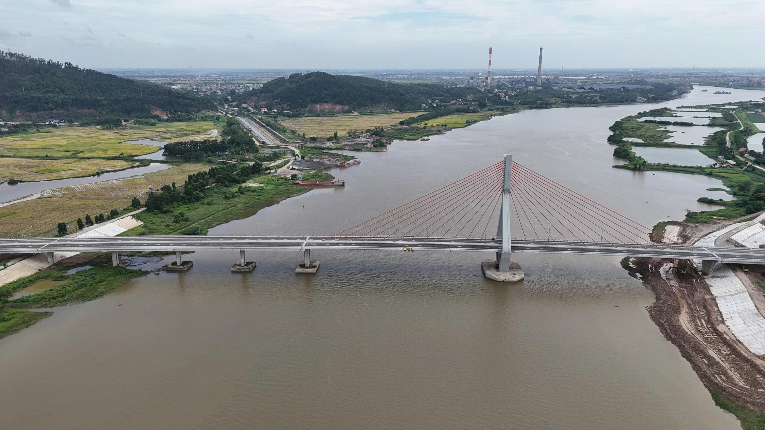 Cầu nghìn tỷ đồng vượt sông Thương, dân hết cảnh qua sông lụy phà- Ảnh 15. Cầu nghìn tỷ đồng vượt sông Thương, dân hết cảnh qua sông lụy phà- Ảnh 15.