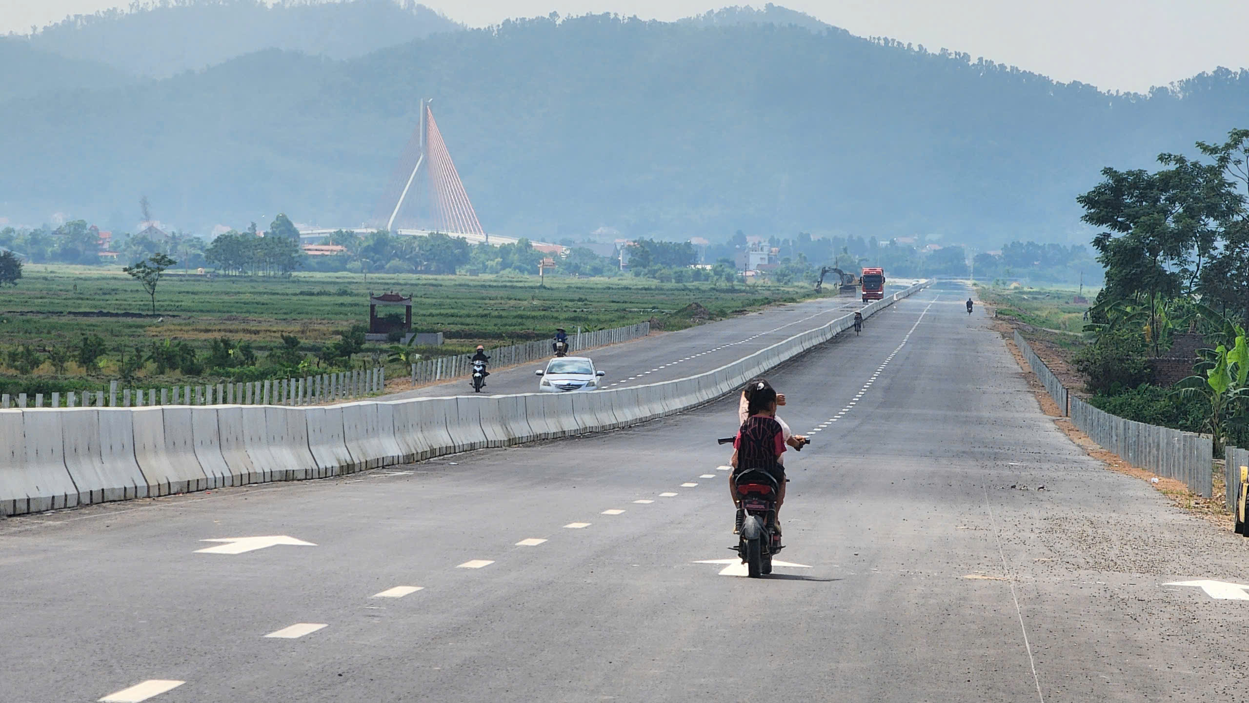 Cầu nghìn tỷ đồng vượt sông Thương, dân hết cảnh qua sông lụy phà- Ảnh 2. Cầu nghìn tỷ đồng vượt sông Thương, dân hết cảnh qua sông lụy phà- Ảnh 2.