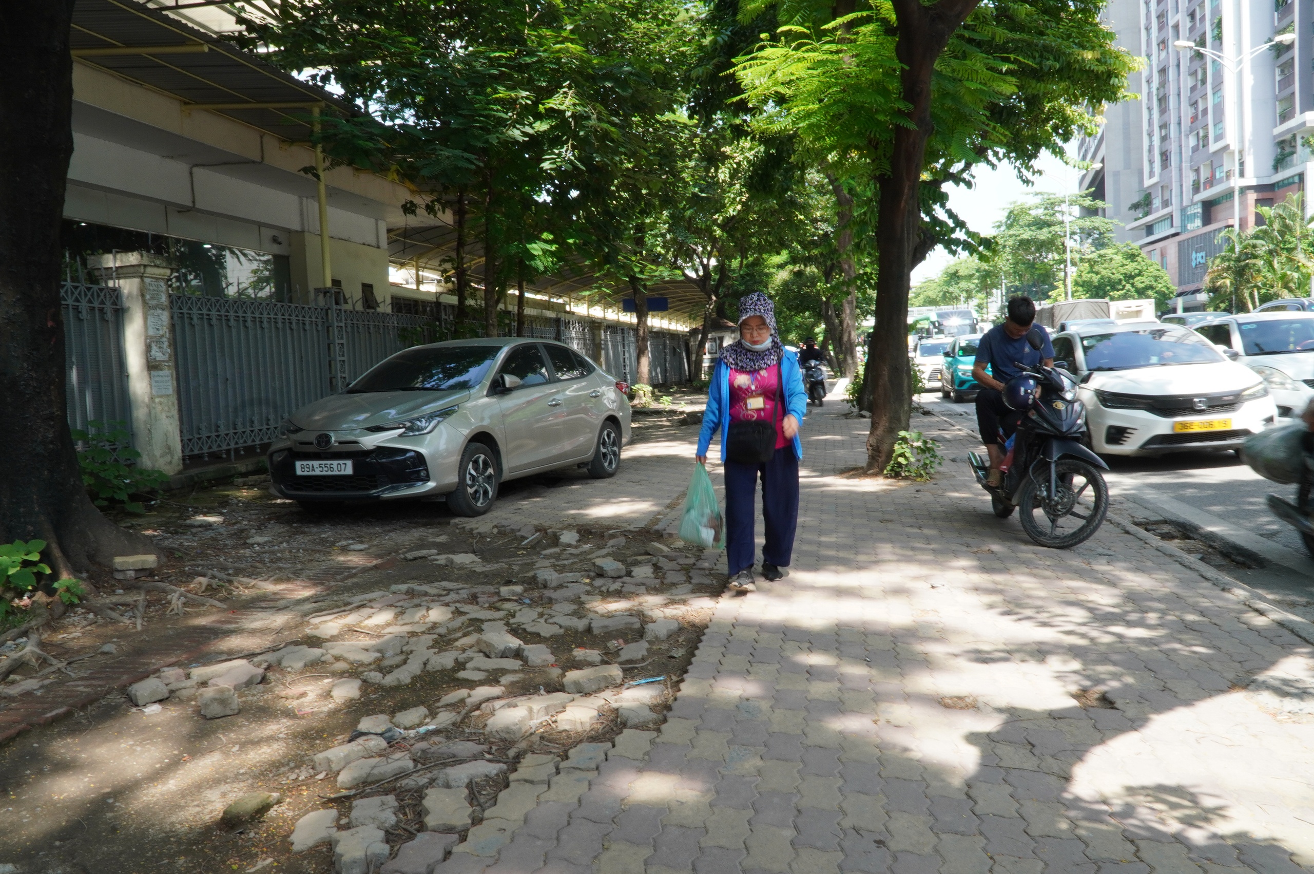 Hà Nội: Hàng quán chiếm dụng vỉa hè, người đi bộ len lỏi giữa dòng xe cộ- Ảnh 2. Hà Nội: Hàng quán chiếm dụng vỉa hè, người đi bộ len lỏi giữa dòng xe cộ- Ảnh 2.