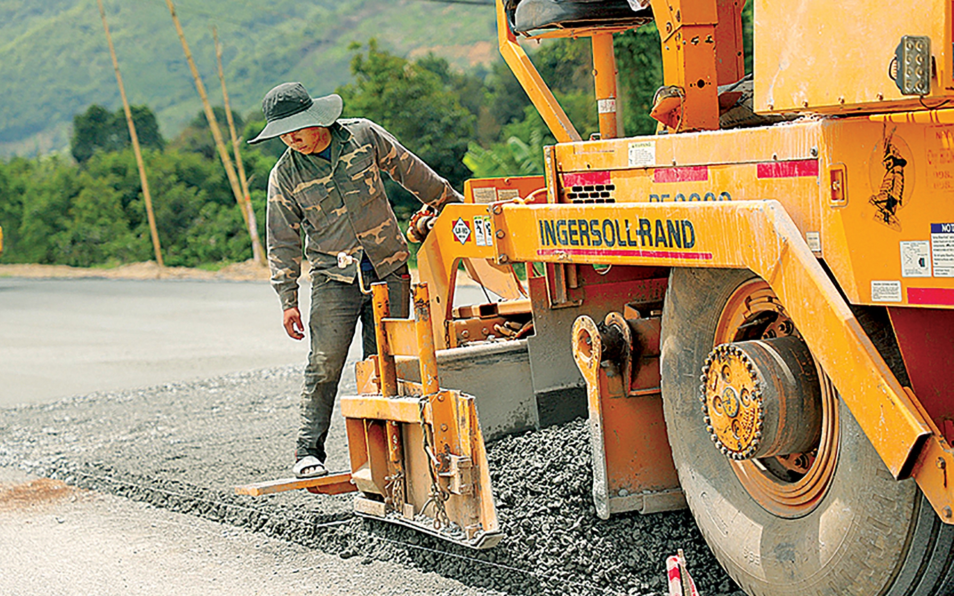 Hơn 300 ng&agrave;y thần tốc l&agrave;m cao tốc