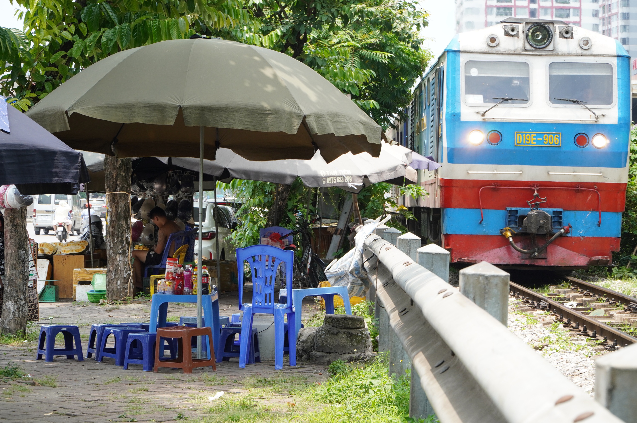 Hà Nội: Hàng quán chiếm dụng vỉa hè, người đi bộ len lỏi giữa dòng xe cộ- Ảnh 21. Hà Nội: Hàng quán chiếm dụng vỉa hè, người đi bộ len lỏi giữa dòng xe cộ- Ảnh 21.