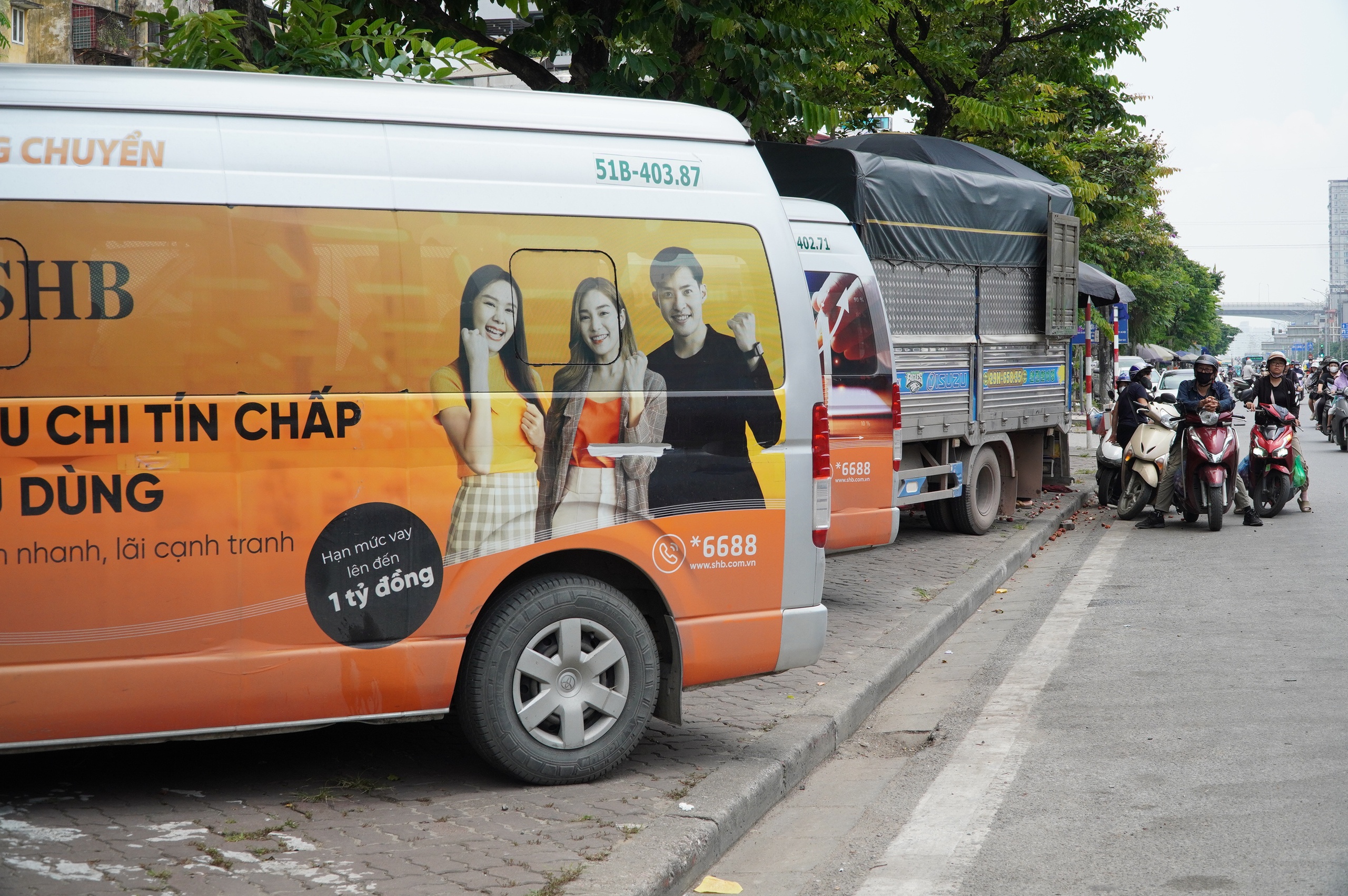 Hà Nội: Hàng quán chiếm dụng vỉa hè, người đi bộ len lỏi giữa dòng xe cộ- Ảnh 22. Hà Nội: Hàng quán chiếm dụng vỉa hè, người đi bộ len lỏi giữa dòng xe cộ- Ảnh 22.