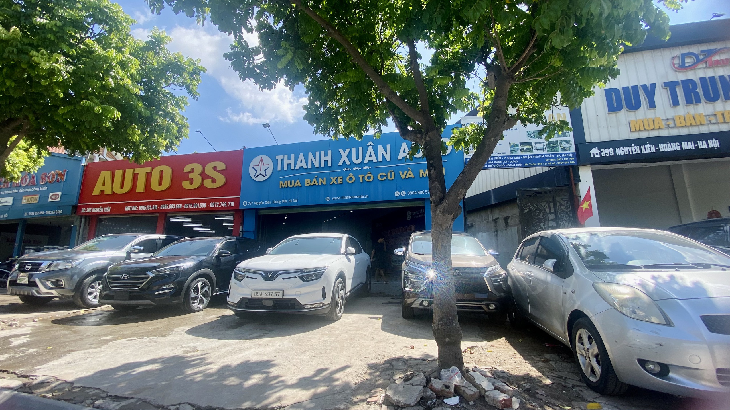 Hà Nội: Hàng quán chiếm dụng vỉa hè, người đi bộ len lỏi giữa dòng xe cộ- Ảnh 4. Hà Nội: Hàng quán chiếm dụng vỉa hè, người đi bộ len lỏi giữa dòng xe cộ- Ảnh 4.