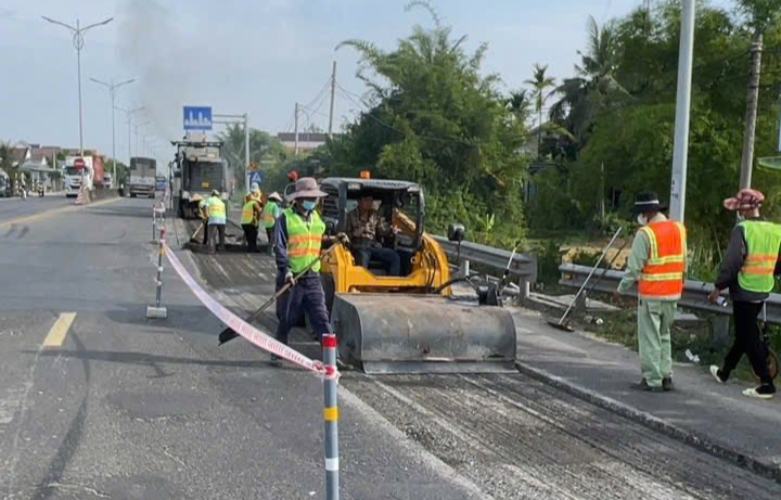 Quốc lộ 1 qua Quảng Ng&atilde;i gấp r&uacute;t sửa chữa, tranh thủ từng ng&agrave;y nắng- Ảnh 1.