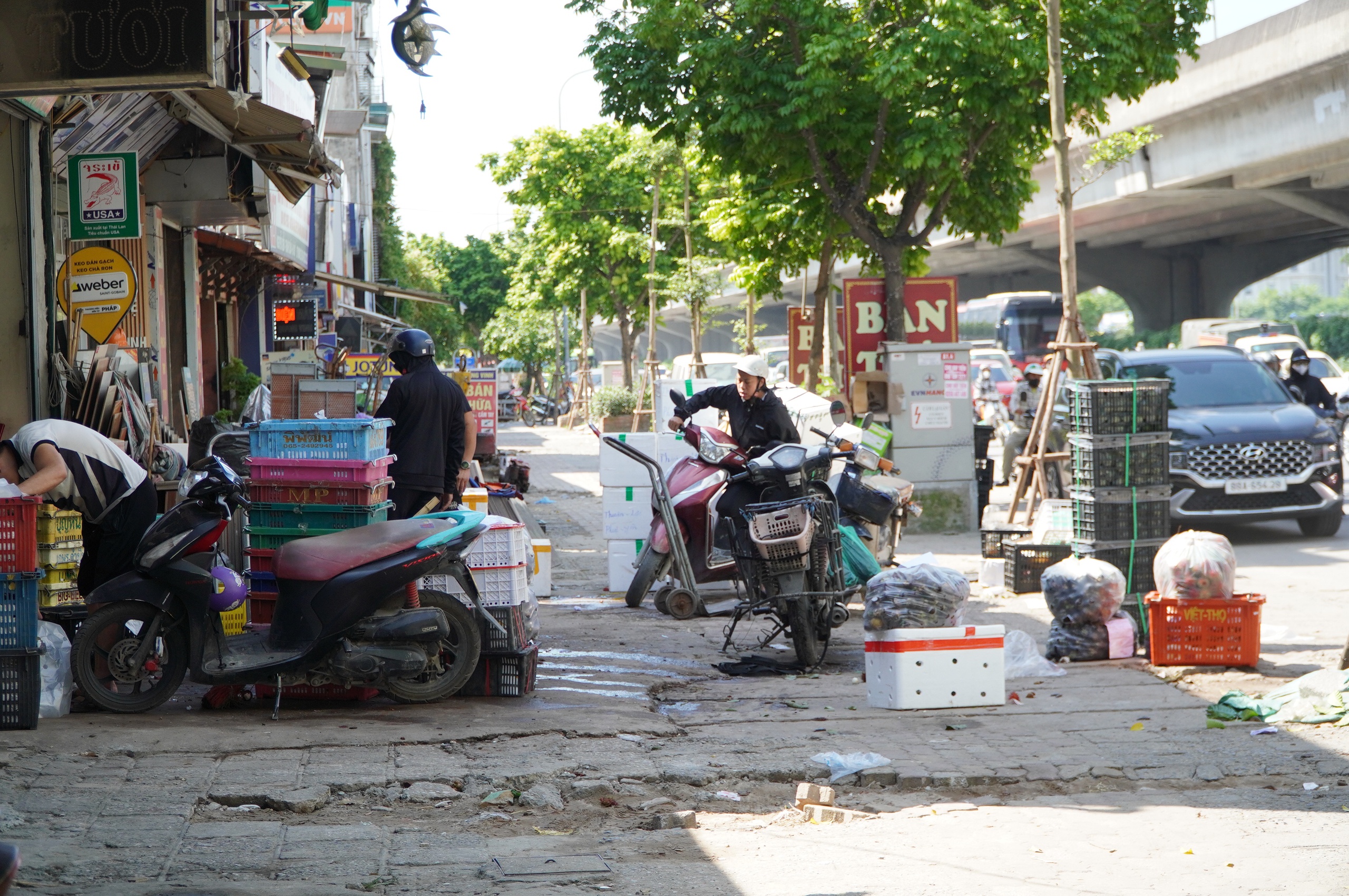 Hà Nội: Hàng quán chiếm dụng vỉa hè, người đi bộ len lỏi giữa dòng xe cộ- Ảnh 6. Hà Nội: Hàng quán chiếm dụng vỉa hè, người đi bộ len lỏi giữa dòng xe cộ- Ảnh 6.
