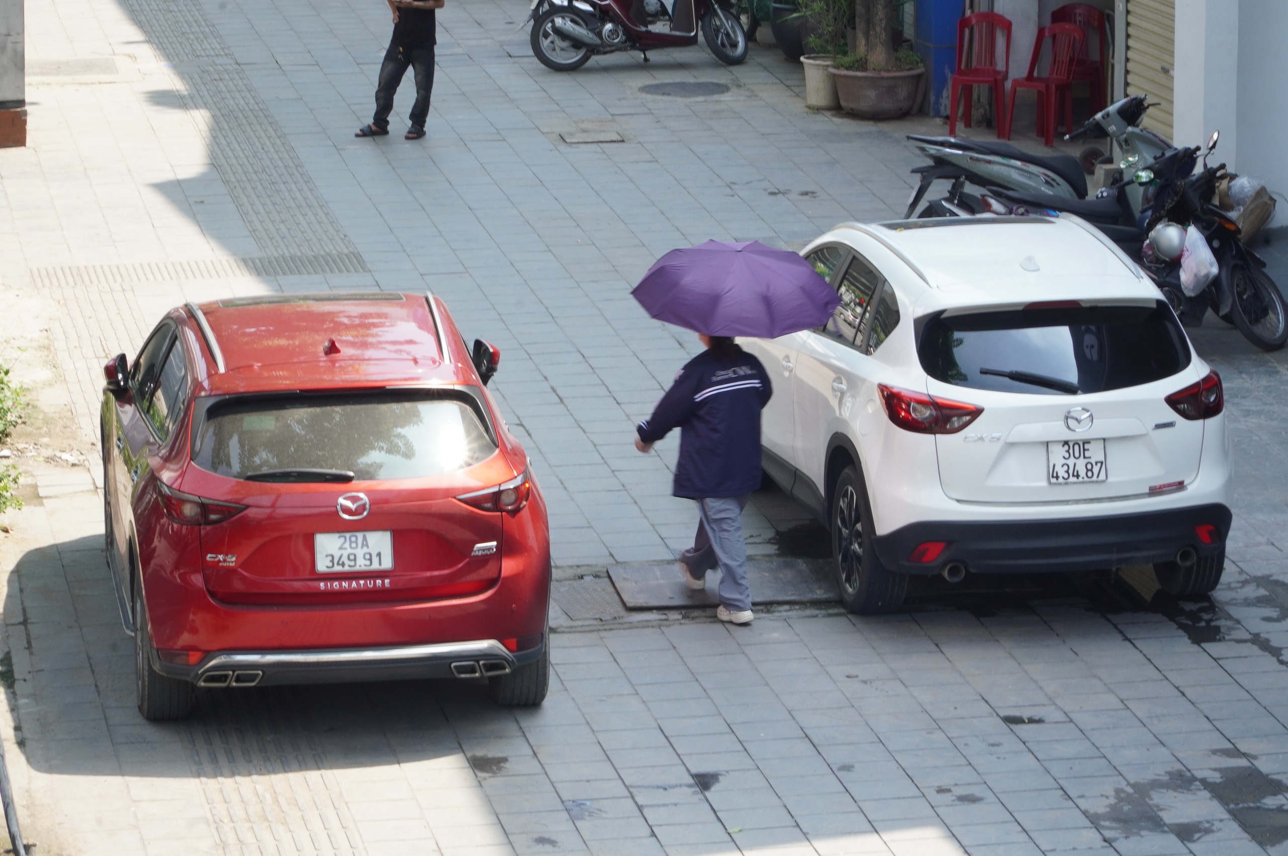 Hà Nội: Hàng quán chiếm dụng vỉa hè, người đi bộ len lỏi giữa dòng xe cộ- Ảnh 7. Hà Nội: Hàng quán chiếm dụng vỉa hè, người đi bộ len lỏi giữa dòng xe cộ- Ảnh 7.