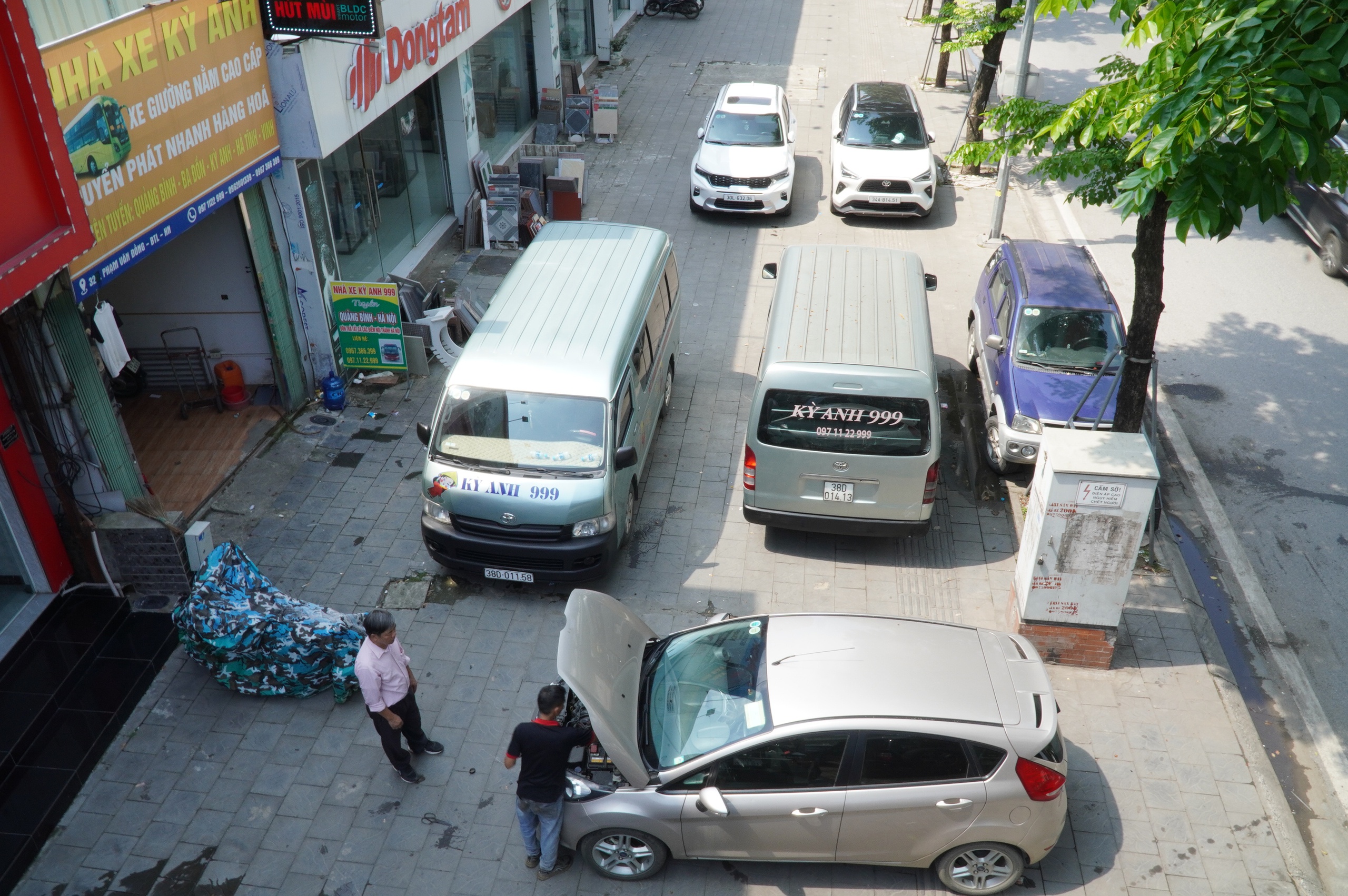 Hà Nội: Hàng quán chiếm dụng vỉa hè, người đi bộ len lỏi giữa dòng xe cộ- Ảnh 8. Hà Nội: Hàng quán chiếm dụng vỉa hè, người đi bộ len lỏi giữa dòng xe cộ- Ảnh 8.