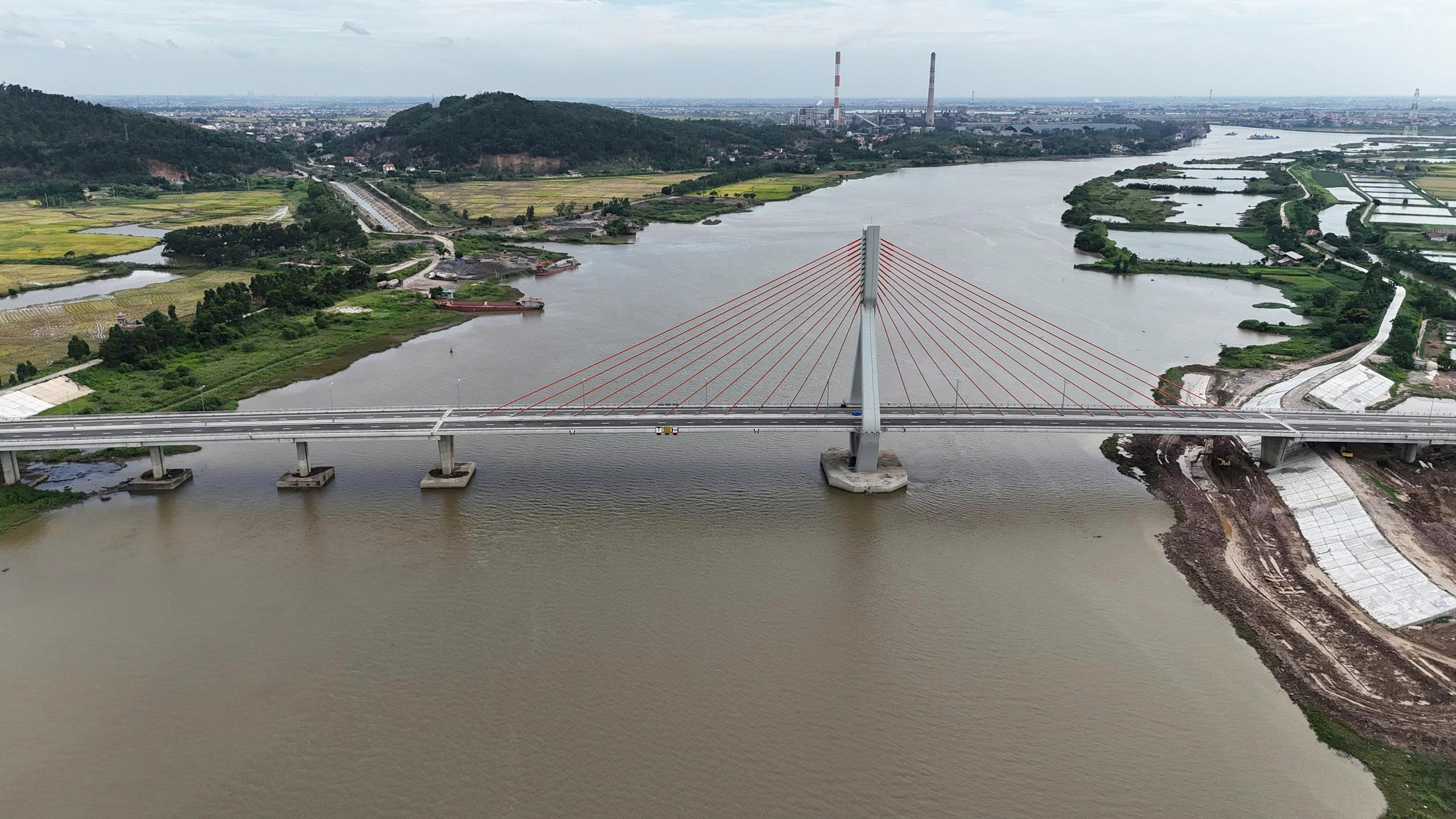 Cầu nghìn tỷ đồng vượt sông Thương, dân hết cảnh qua sông lụy phà- Ảnh 9. Cầu nghìn tỷ đồng vượt sông Thương, dân hết cảnh qua sông lụy phà- Ảnh 9.