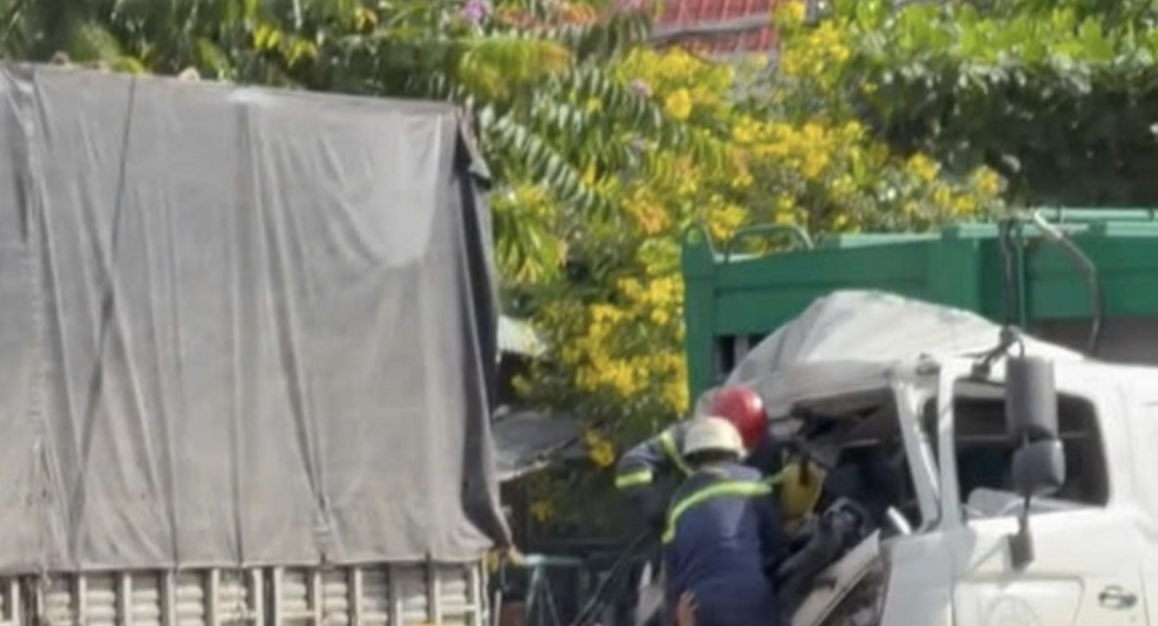 Đầu xe r&aacute;c biến dạng sau c&uacute; t&ocirc;ng mạnh.