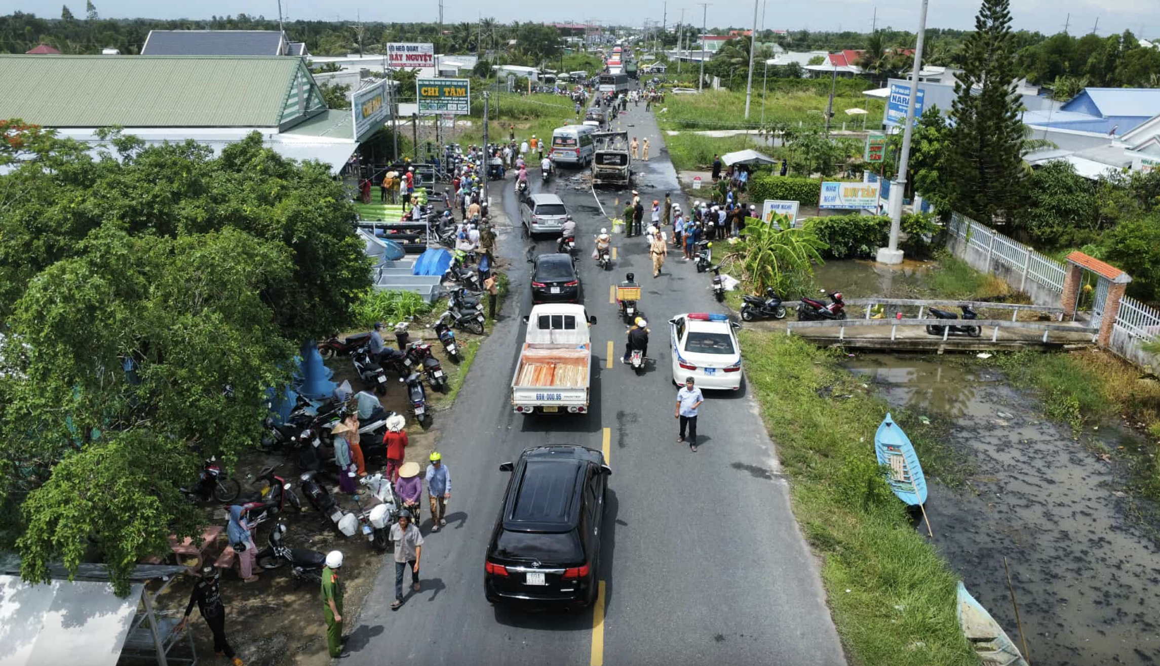 Hiện trường vụ tai nạn tr&ecirc;n quốc lộ 1 khiến hai người tử vong tại chỗ.