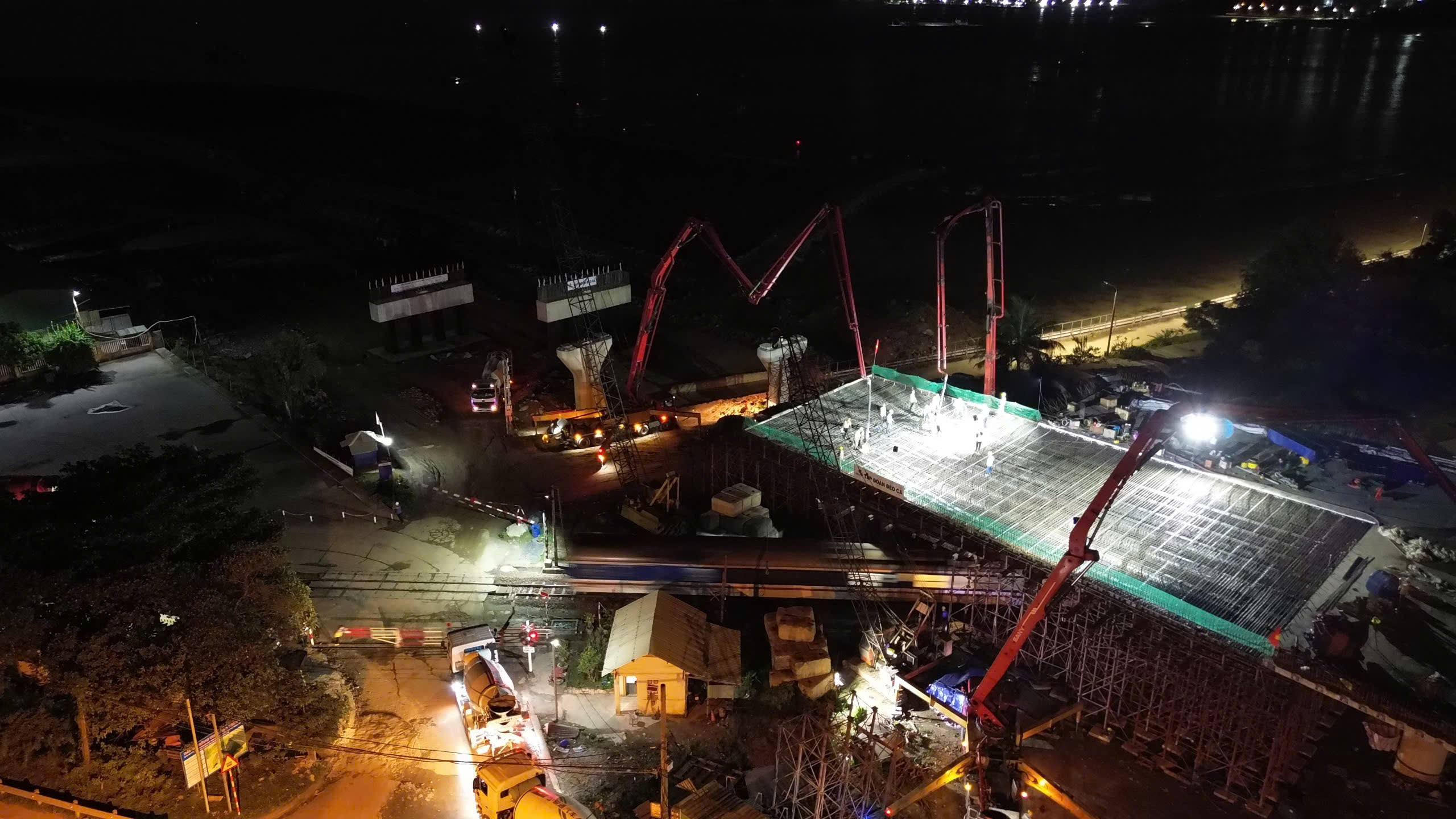 Hoàn thành hạng mục phức tạp nhất dự án đường ven biển nối cảng Liên Chiểu- Ảnh 2. Hoàn thành hạng mục phức tạp nhất dự án đường ven biển nối cảng Liên Chiểu- Ảnh 2.