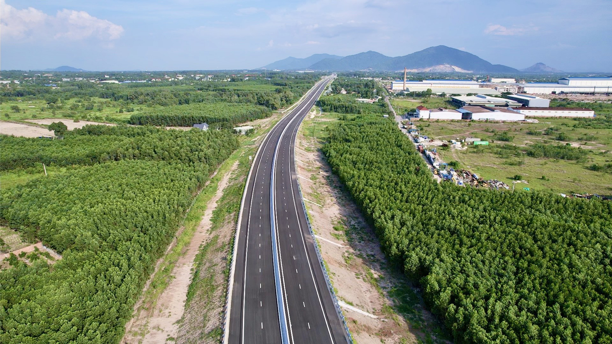 Hơn 300 ng&agrave;y thần tốc l&agrave;m cao tốc - Ảnh 2.