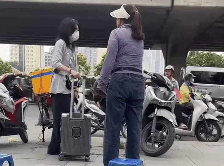 Hà Nội: Người bán trà đá đuổi cô gái khỏi vỉa hè bị phạt 2,5 triệu đồng- Ảnh 1. Hà Nội: Người bán trà đá đuổi cô gái khỏi vỉa hè bị phạt 2,5 triệu đồng- Ảnh 1.