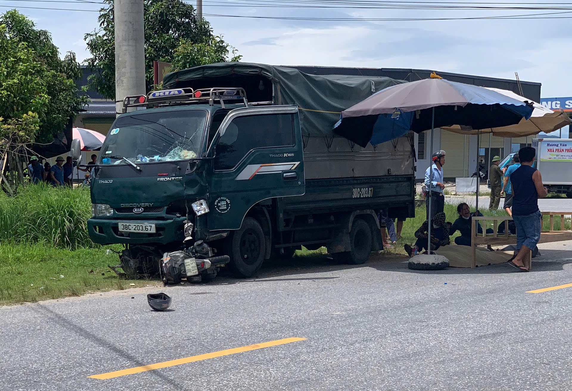 Xe tải k&eacute;o l&ecirc; xe m&aacute;y h&agrave;ng chục m&eacute;t, hai vợ chồng thương vong- Ảnh 1.