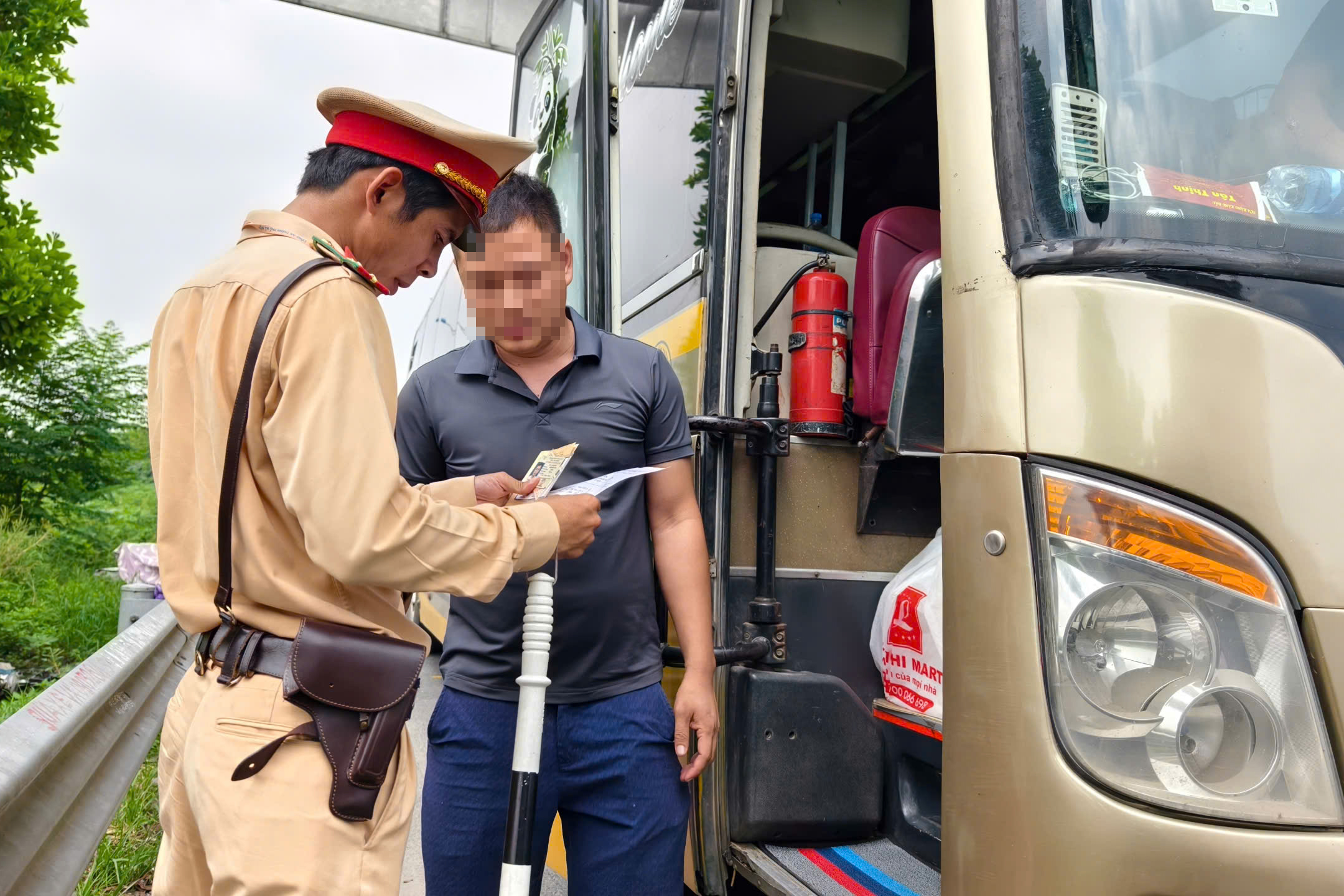 H&agrave; Nội xử phạt nhiều t&agrave;i xế &ocirc; t&ocirc; dừng mua ổi, đ&oacute;n trả kh&aacute;ch tại lối v&agrave;o cao tốc Hải Ph&ograve;ng- Ảnh 4.