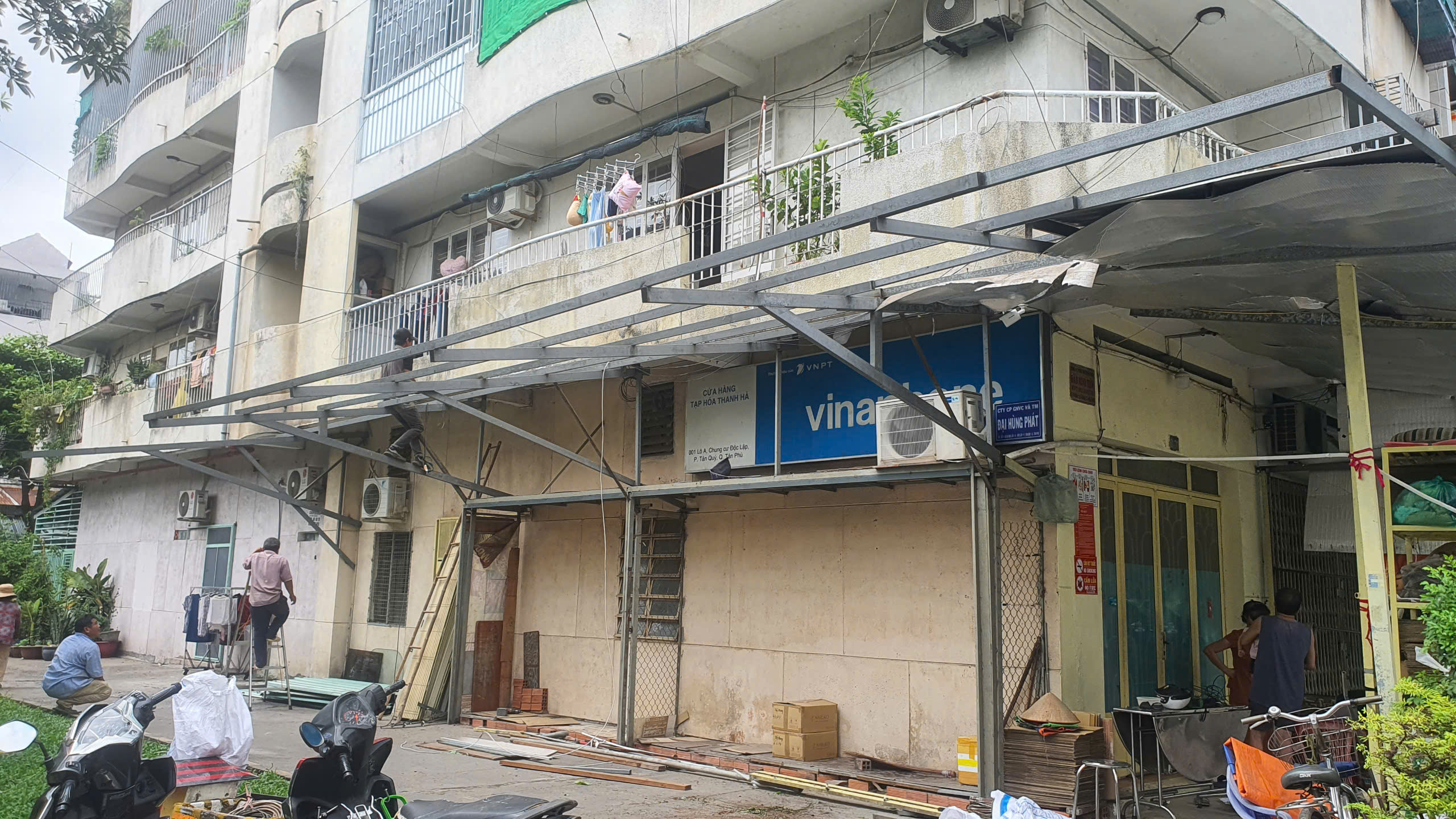 Th&aacute;o dỡ &ldquo;chuồng cọp&rdquo; tại cư x&aacute; Độc Lập sau vụ ch&aacute;y khiến 8 người tử vong- Ảnh 2.