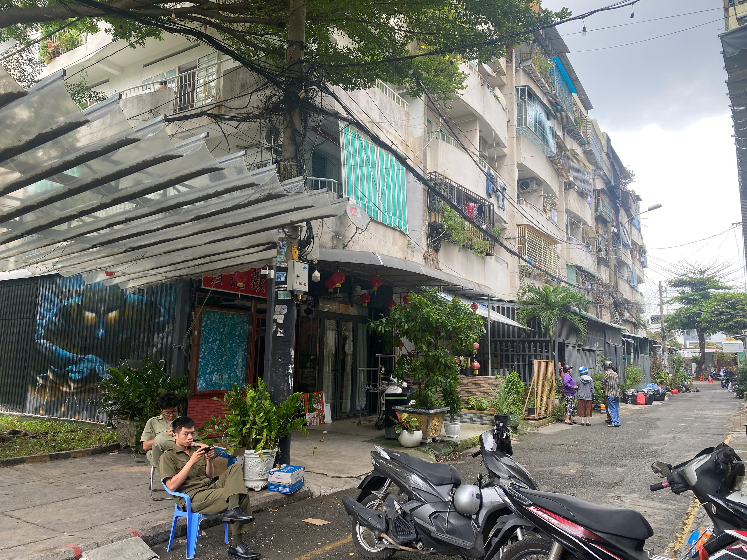 Th&aacute;o dỡ &ldquo;chuồng cọp&rdquo; tại cư x&aacute; Độc Lập sau vụ ch&aacute;y khiến 8 người tử vong- Ảnh 1.