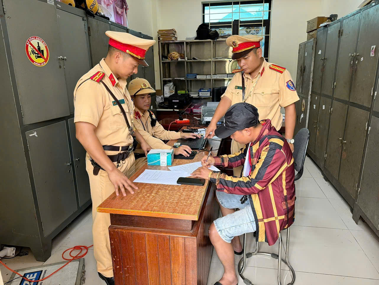 Tuy&ecirc;n Quang: CSGT xử l&yacute; 2 t&agrave;i xế xe kh&aacute;ch dương t&iacute;nh với ma t&uacute;y- Ảnh 1.