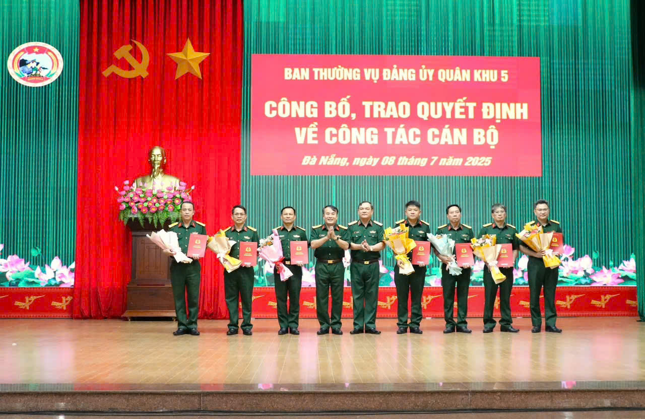 Có thành tích xuất sắc, Chỉ huy trưởng Bộ CHQS TP Đà Nẵng được thăng hàm trước thời hạn- Ảnh 1. Có thành tích xuất sắc, Chỉ huy trưởng Bộ CHQS TP Đà Nẵng được thăng hàm trước thời hạn- Ảnh 1.