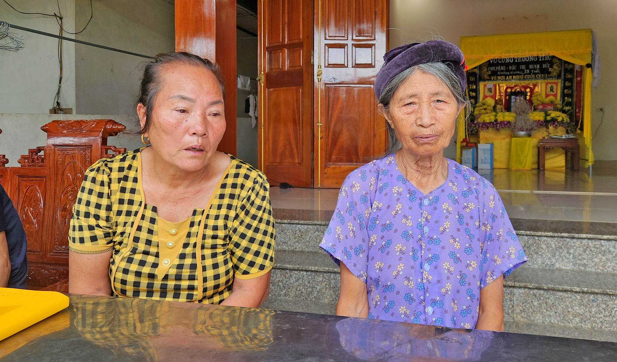 Vợ mất v&igrave; tai nạn, chồng ngh&egrave;o gắng gượng nu&ocirc;i ba con thơ- Ảnh 1.