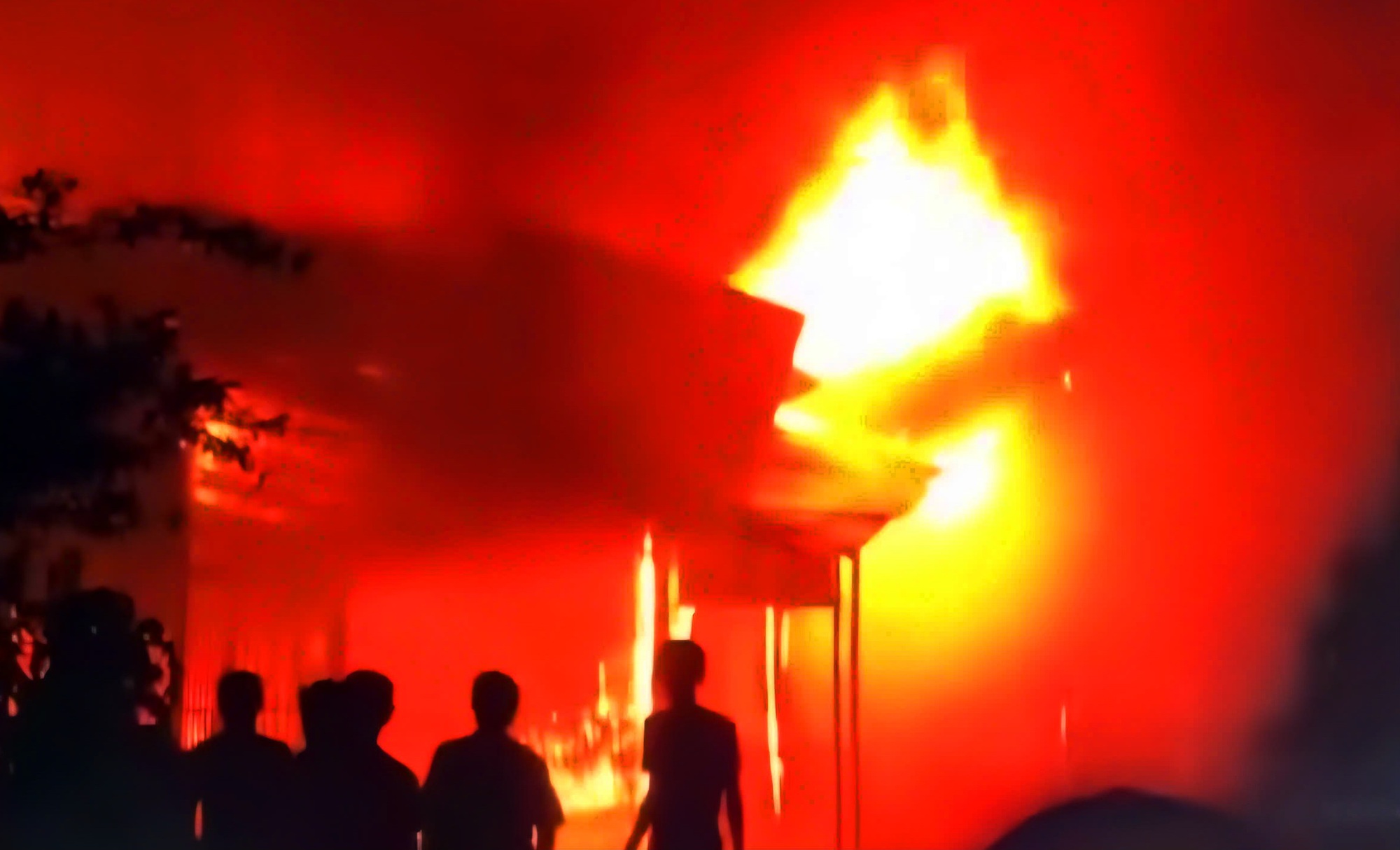 Ph&aacute; cửa cứu b&eacute; trai trong căn nh&agrave; ch&aacute;y ở An Giang- Ảnh 1.