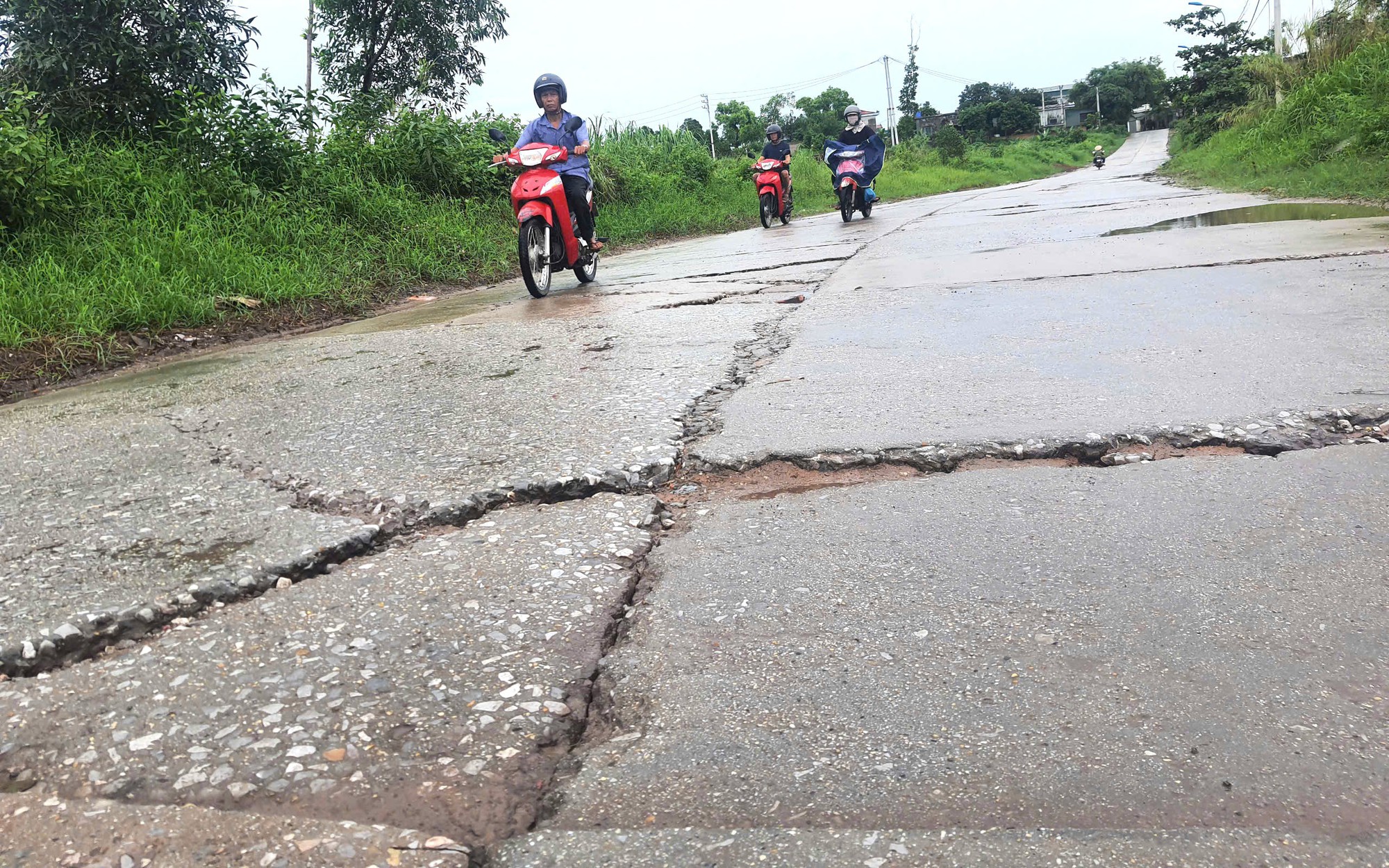 Cần sớm khắc phục tình trạng mờ vạch kẻ đường trên QL18 đoạn qua TP Hạ Long- Ảnh 10. Quảng Ninh: Tuyến đường Bình Khê - Mạo Khê xuống cấp nghiêm trọng, dân mong sớm sửa chữa