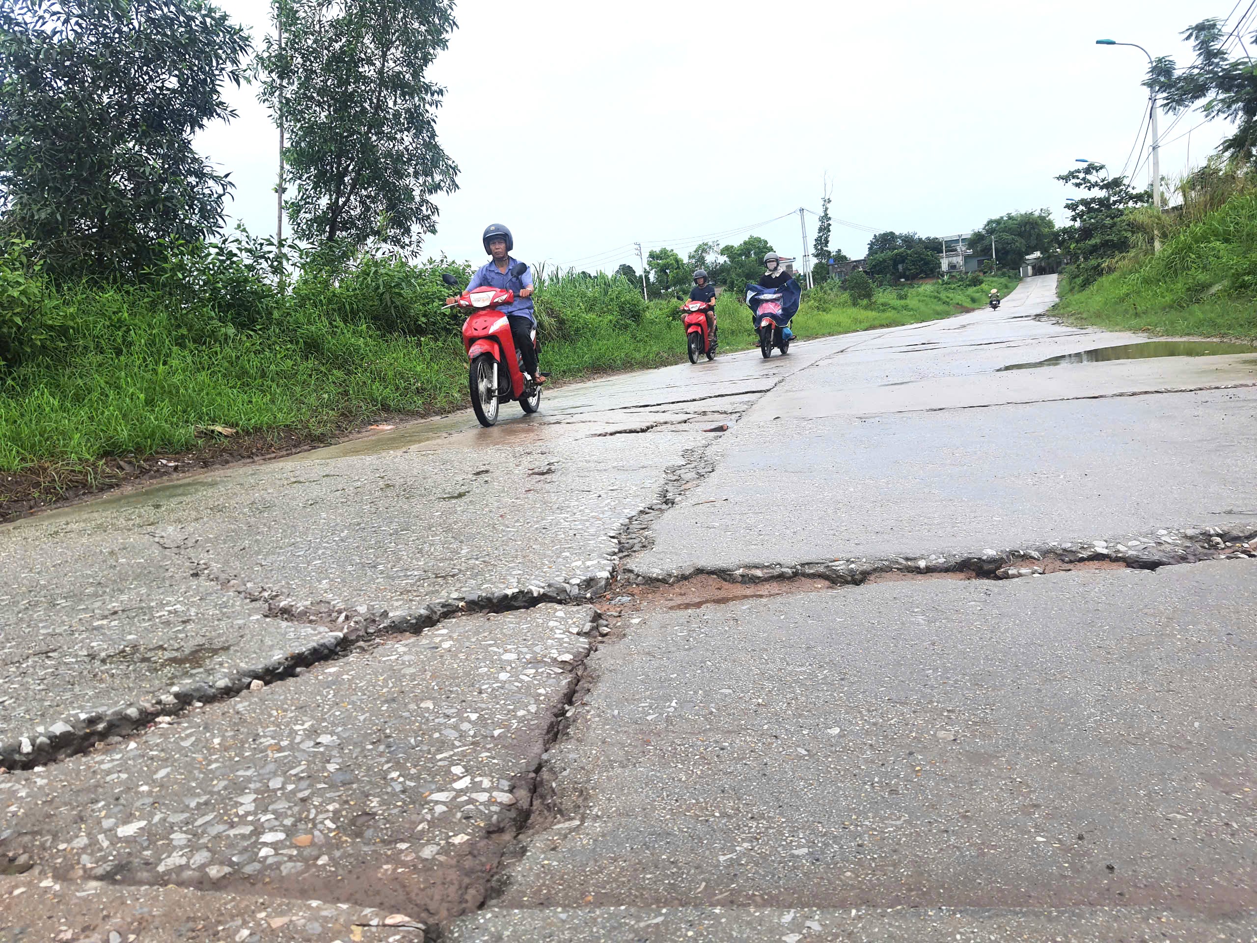 Quảng Ninh: Tuyến đường B&igrave;nh Kh&ecirc; - Mạo Kh&ecirc; xuống cấp nghi&ecirc;m trọng, d&acirc;n mong sớm sửa chữa- Ảnh 10.