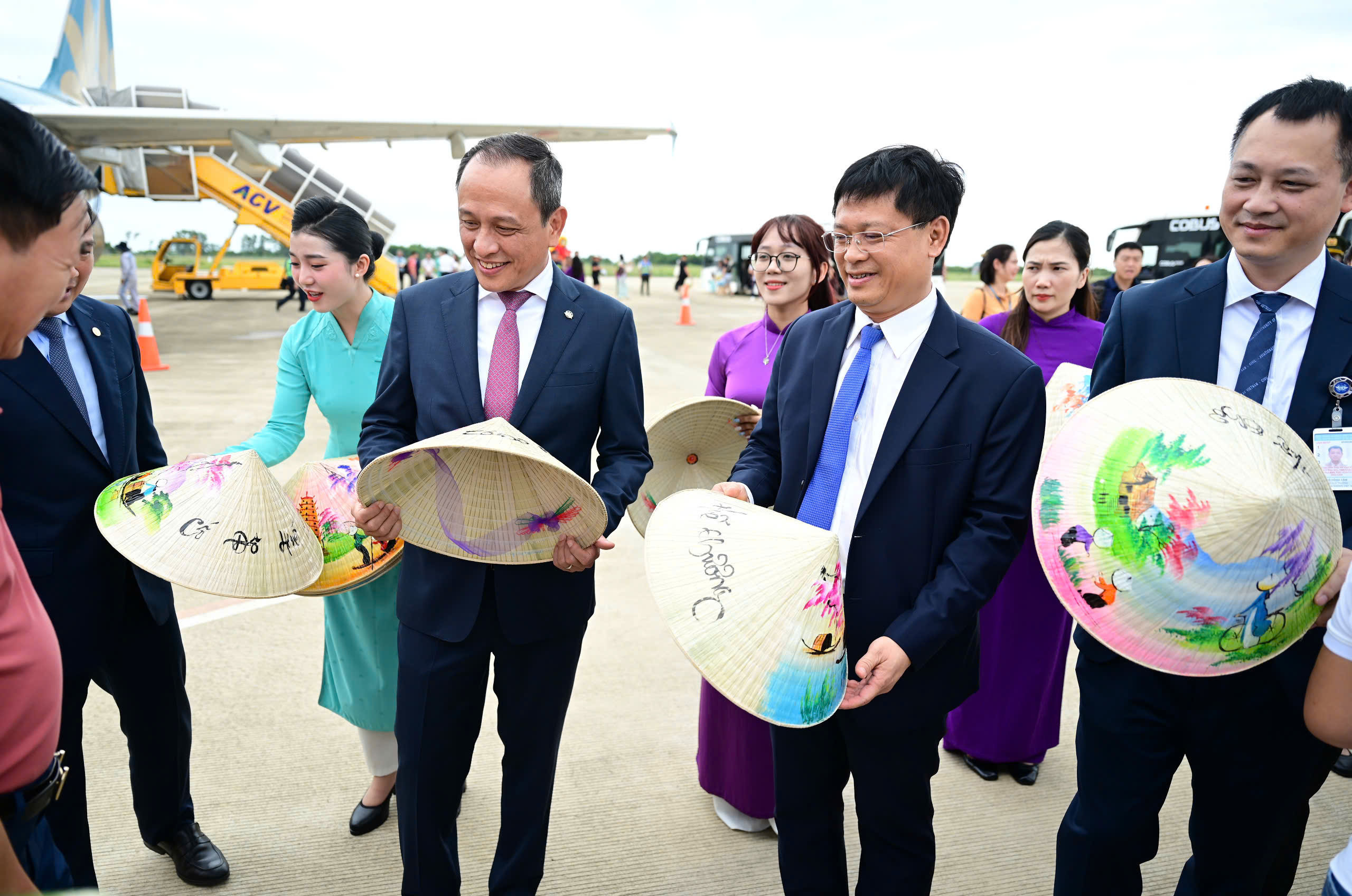 Hành khách thứ 350 triệu của Vietnam Airlines nhận quà đặc biệt- Ảnh 1. Hành khách thứ 350 triệu của Vietnam Airlines nhận quà đặc biệt- Ảnh 1.