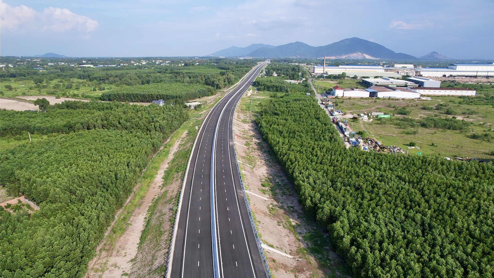To&agrave;n cảnh thi c&ocirc;ng c&aacute;c n&uacute;t giao &ldquo;xương sống&rdquo; tr&ecirc;n cao tốc Bi&ecirc;n H&ograve;a - Vũng T&agrave;u- Ảnh 2.