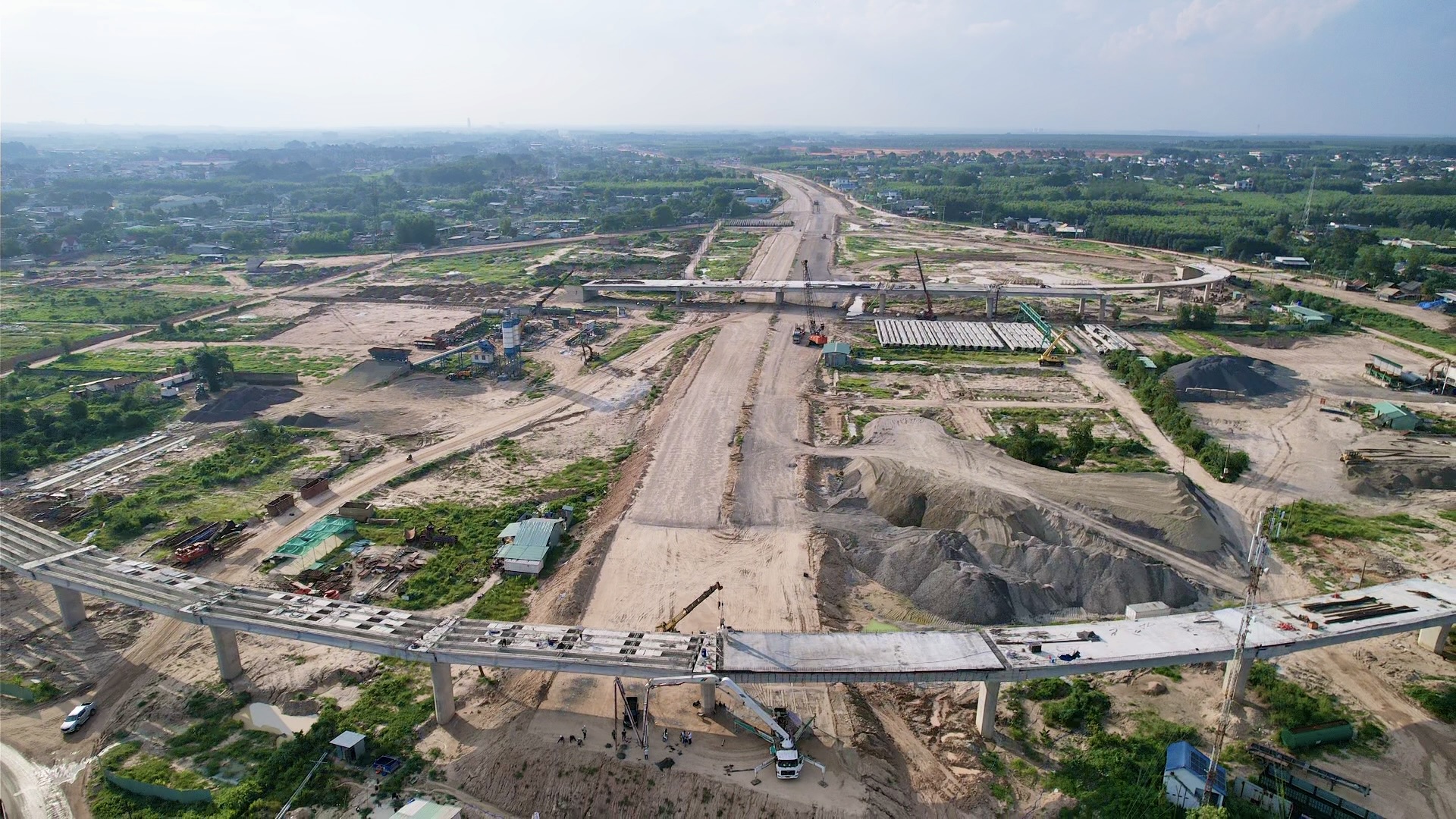 To&agrave;n cảnh thi c&ocirc;ng c&aacute;c n&uacute;t giao &ldquo;xương sống&rdquo; tr&ecirc;n cao tốc Bi&ecirc;n H&ograve;a - Vũng T&agrave;u- Ảnh 1.