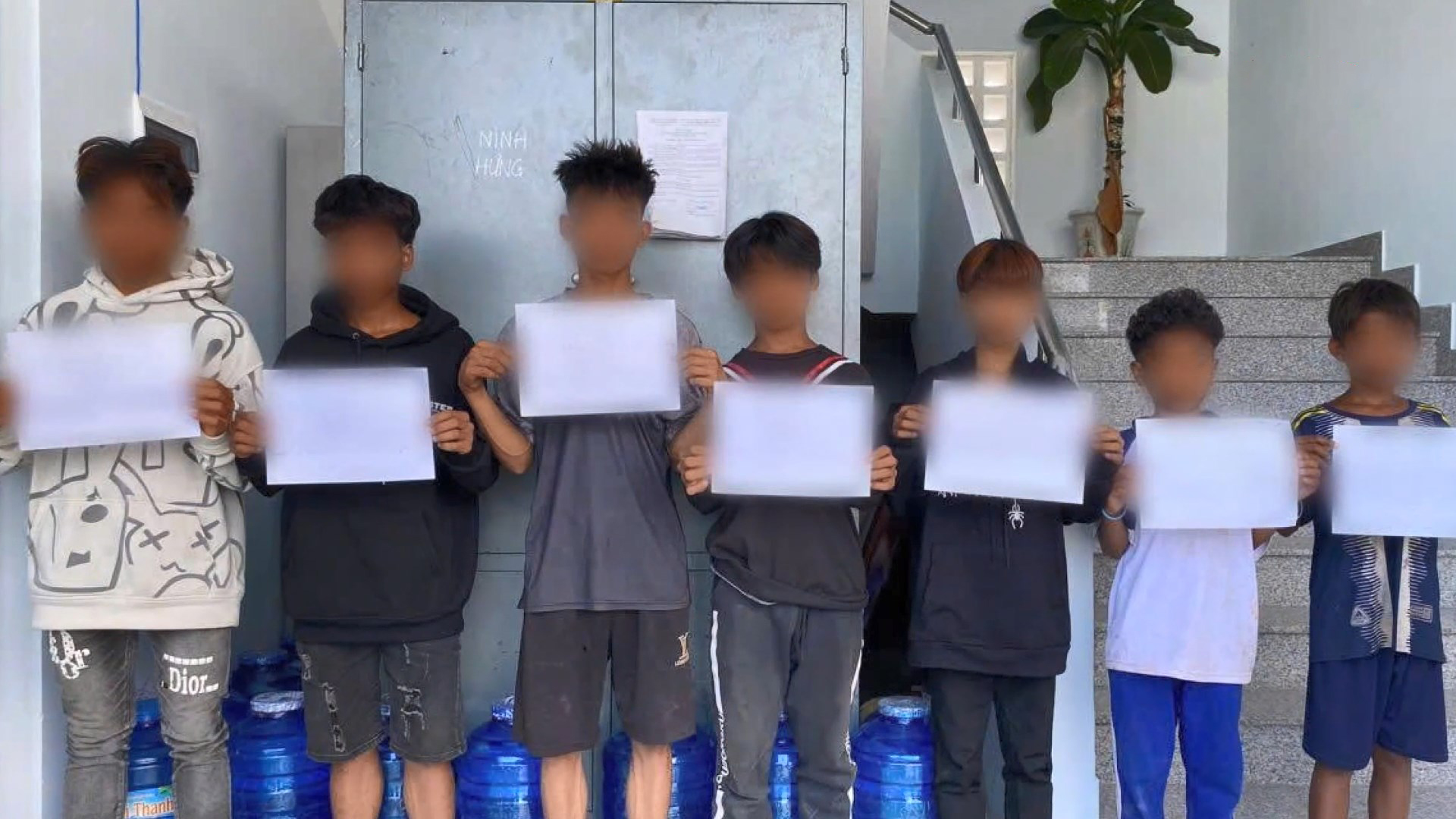 Nhóm thiếu niên nhặt đá ném vào ô tô chạy trên cao tốc Vân Phong - Nha Trang- Ảnh 1. Nhóm thiếu niên nhặt đá ném vào ô tô chạy trên cao tốc Vân Phong - Nha Trang- Ảnh 1.