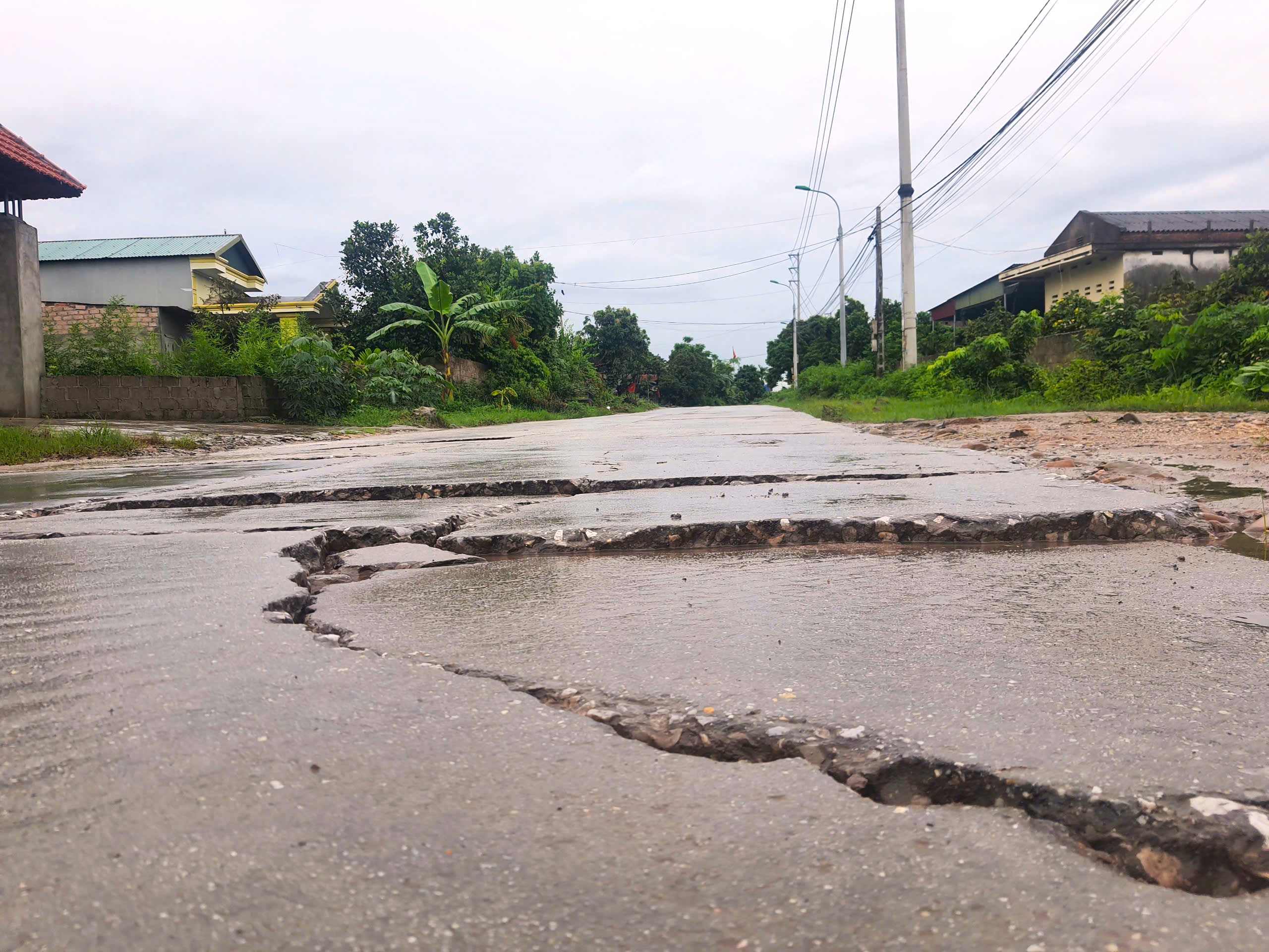 Quảng Ninh: Tuyến đường B&igrave;nh Kh&ecirc; - Mạo Kh&ecirc; xuống cấp nghi&ecirc;m trọng, d&acirc;n mong sớm sửa chữa- Ảnh 8.