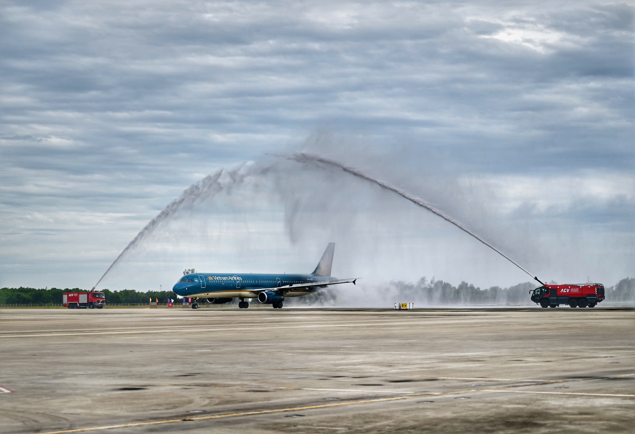 Hành khách thứ 350 triệu của Vietnam Airlines nhận quà đặc biệt- Ảnh 3. Hành khách thứ 350 triệu của Vietnam Airlines nhận quà đặc biệt- Ảnh 3.