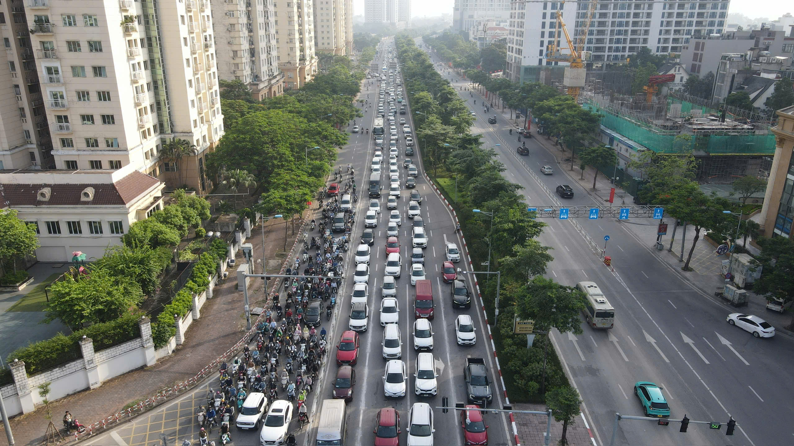 Ng&agrave;y đầu t&aacute;ch l&agrave;n phương tiện tr&ecirc;n đường V&otilde; Ch&iacute; C&ocirc;ng, người d&acirc;n Thủ đ&ocirc; lưu th&ocirc;ng thuận lợi- Ảnh 1.