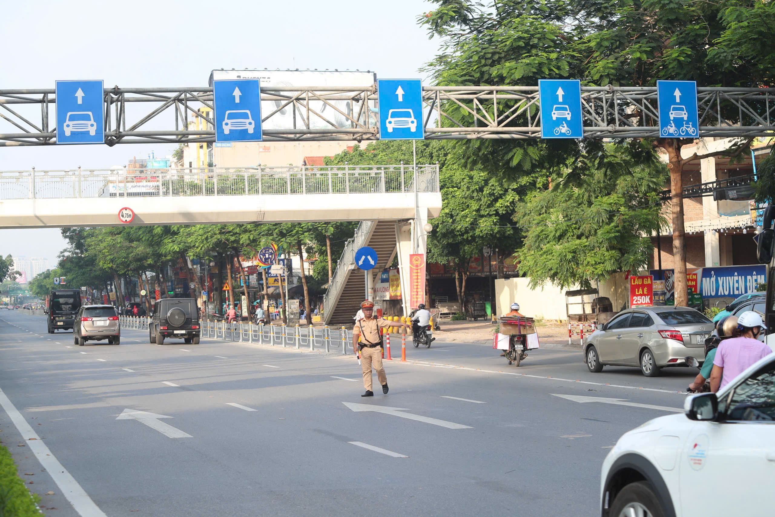 Ng&agrave;y đầu t&aacute;ch l&agrave;n phương tiện tr&ecirc;n đường V&otilde; Ch&iacute; C&ocirc;ng, người d&acirc;n Thủ đ&ocirc; lưu th&ocirc;ng thuận lợi- Ảnh 4.