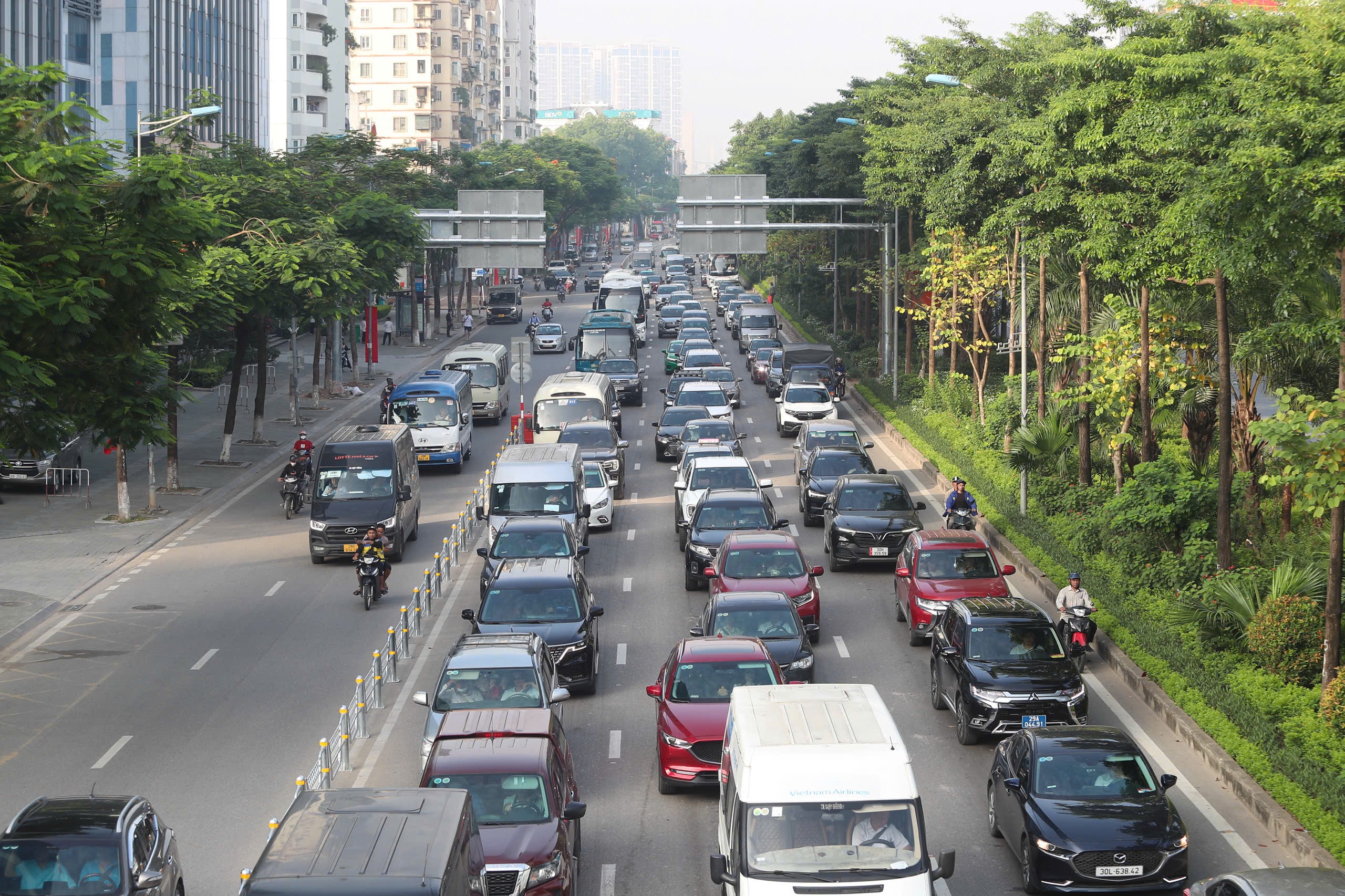 Ng&agrave;y đầu t&aacute;ch l&agrave;n phương tiện tr&ecirc;n đường V&otilde; Ch&iacute; C&ocirc;ng, người d&acirc;n Thủ đ&ocirc; lưu th&ocirc;ng thuận lợi- Ảnh 2.