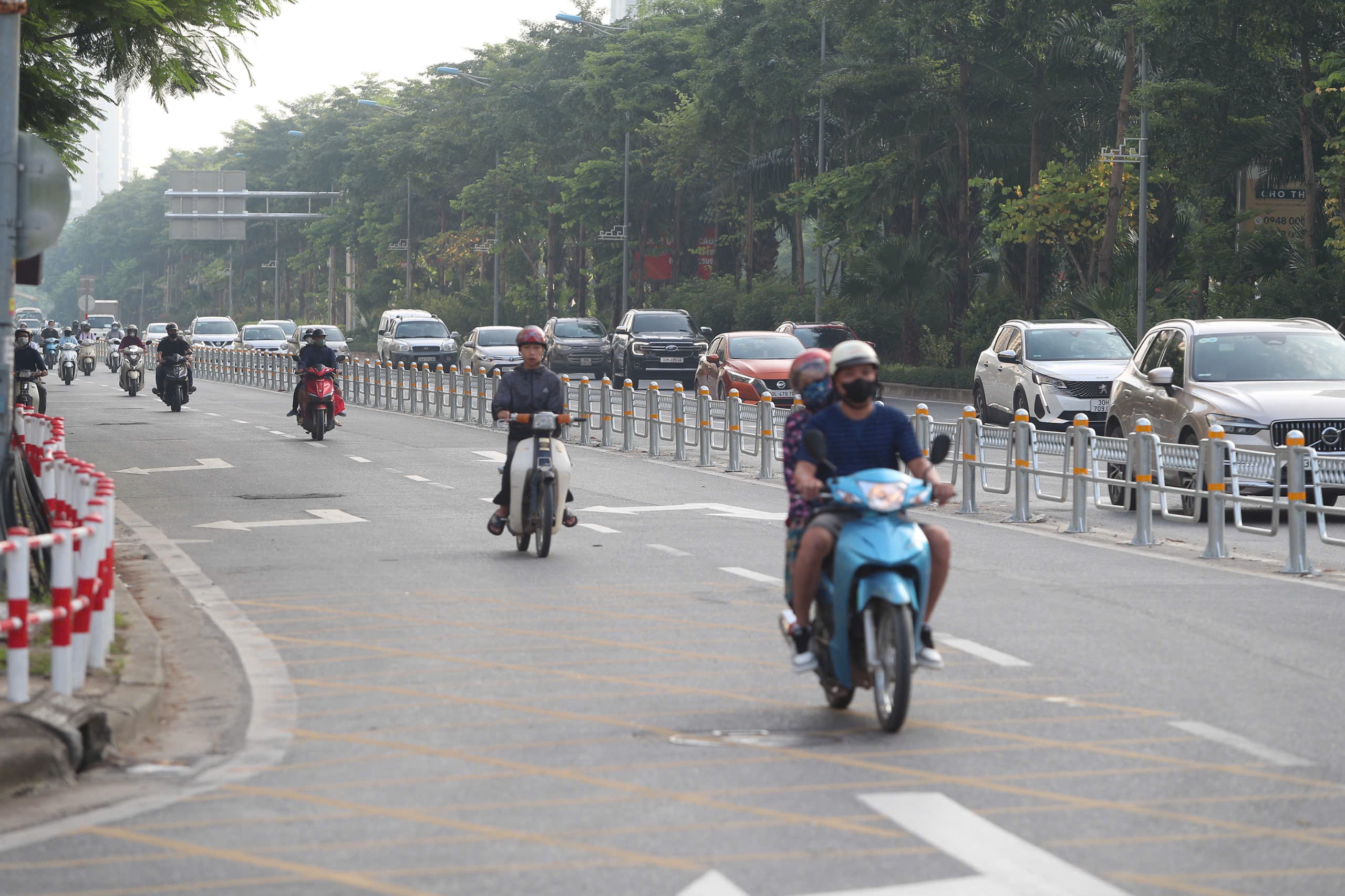Ng&agrave;y đầu t&aacute;ch l&agrave;n phương tiện tr&ecirc;n đường V&otilde; Ch&iacute; C&ocirc;ng, người d&acirc;n Thủ đ&ocirc; lưu th&ocirc;ng thuận lợi- Ảnh 3.