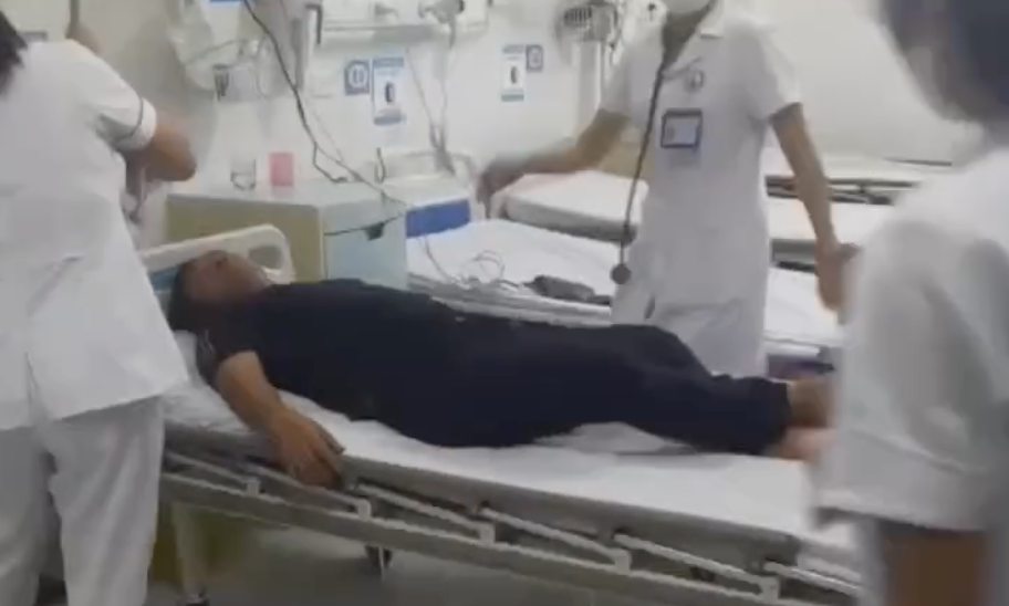 Tài xế ngất lịm trong xế hộp đang chạy, người dân phá cửa đưa đi cấp cứu- Ảnh 2. Tài xế ngất lịm trong xế hộp đang chạy, người dân phá cửa đưa đi cấp cứu- Ảnh 2.