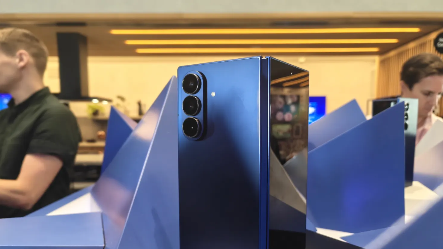 Samsung ra mắt ba mẫu điện thoại gập mới- Ảnh 1.