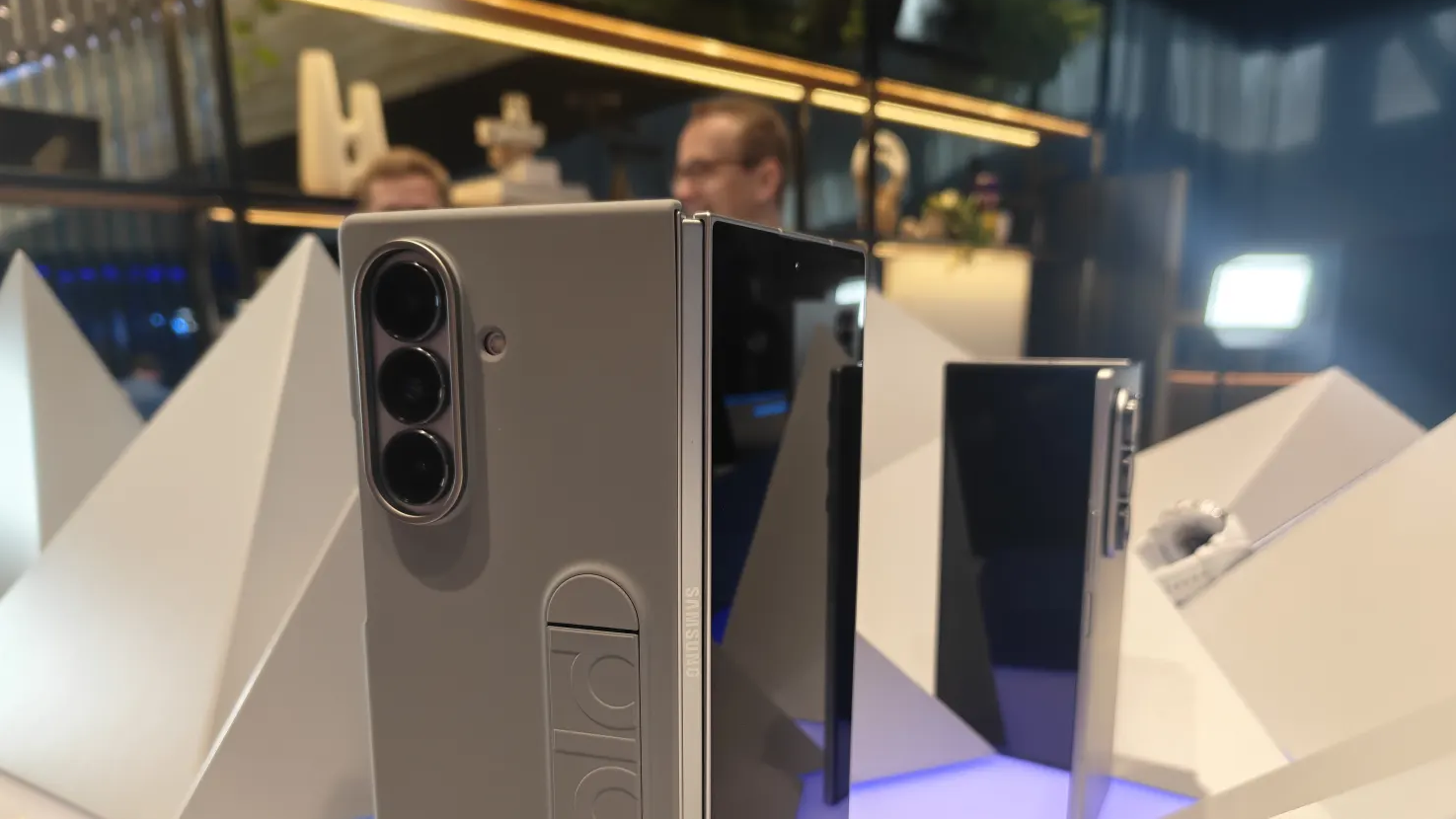 Samsung ra mắt ba mẫu điện thoại gập mới- Ảnh 2.