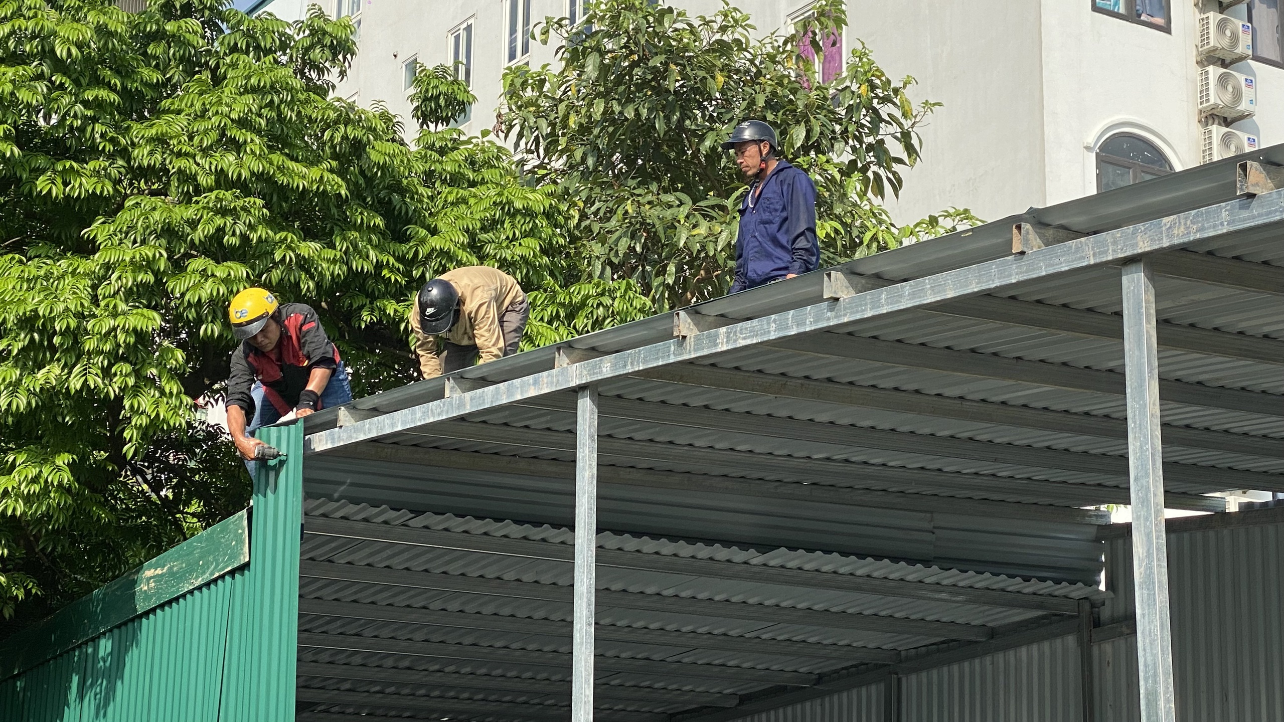 Cưỡng chế loạt nh&agrave; xưởng x&acirc;y dựng tr&aacute;i ph&eacute;p ven hồ Định C&ocirc;ng- Ảnh 1.