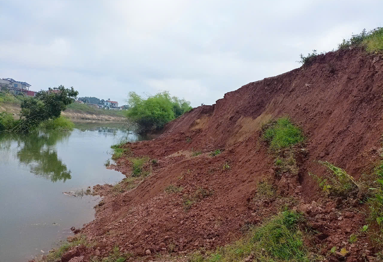 Bắc Ninh khẩn trương đắp đ&ecirc; chống lũ sau sự cố lở đ&ecirc; s&ocirc;ng Thương- Ảnh 3.