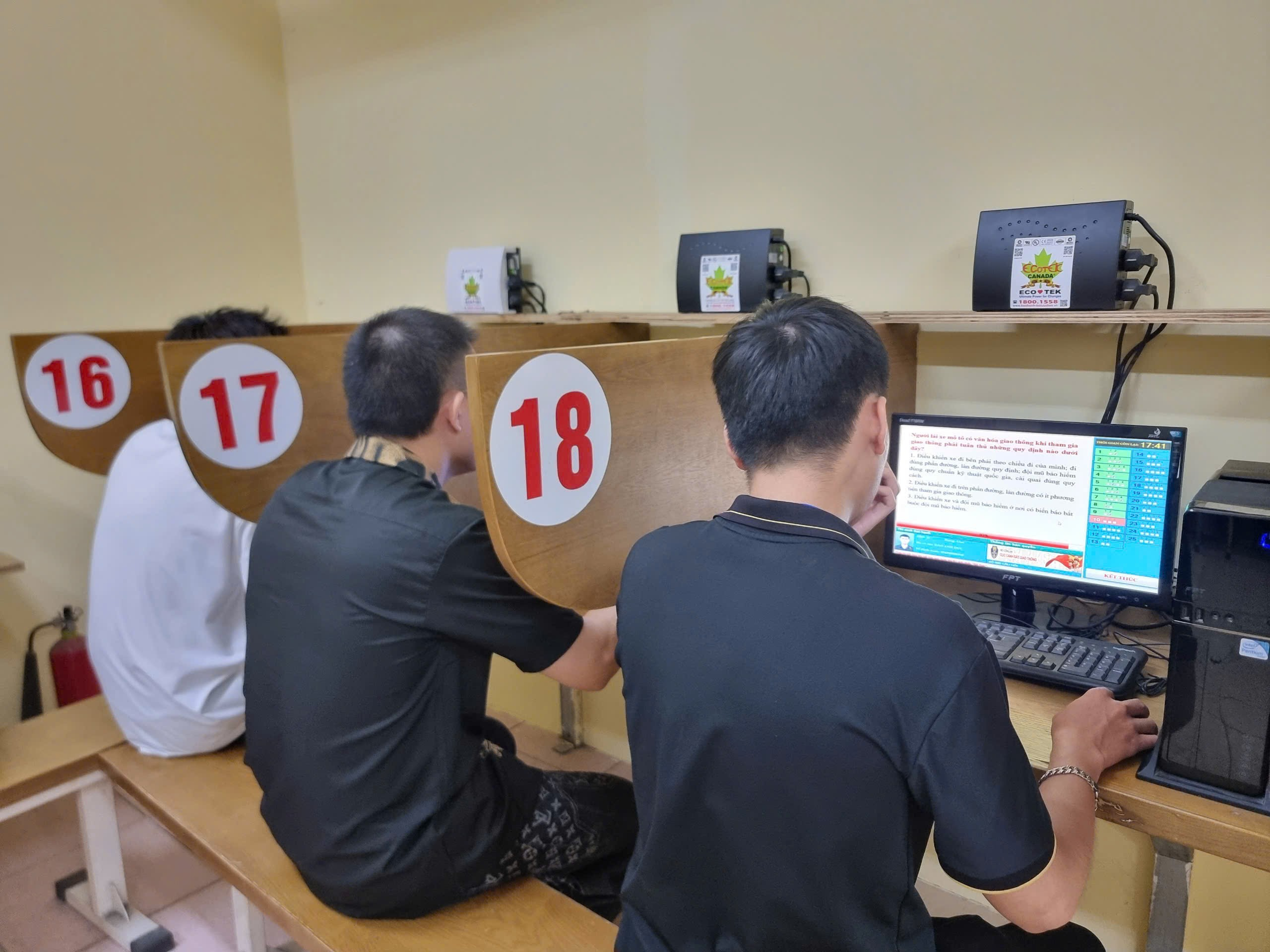 CSGT Hà Nội sắp tổ chức thi phục hồi điểm giấy phép lái xe- Ảnh 1. CSGT Hà Nội sắp tổ chức thi phục hồi điểm giấy phép lái xe- Ảnh 1.