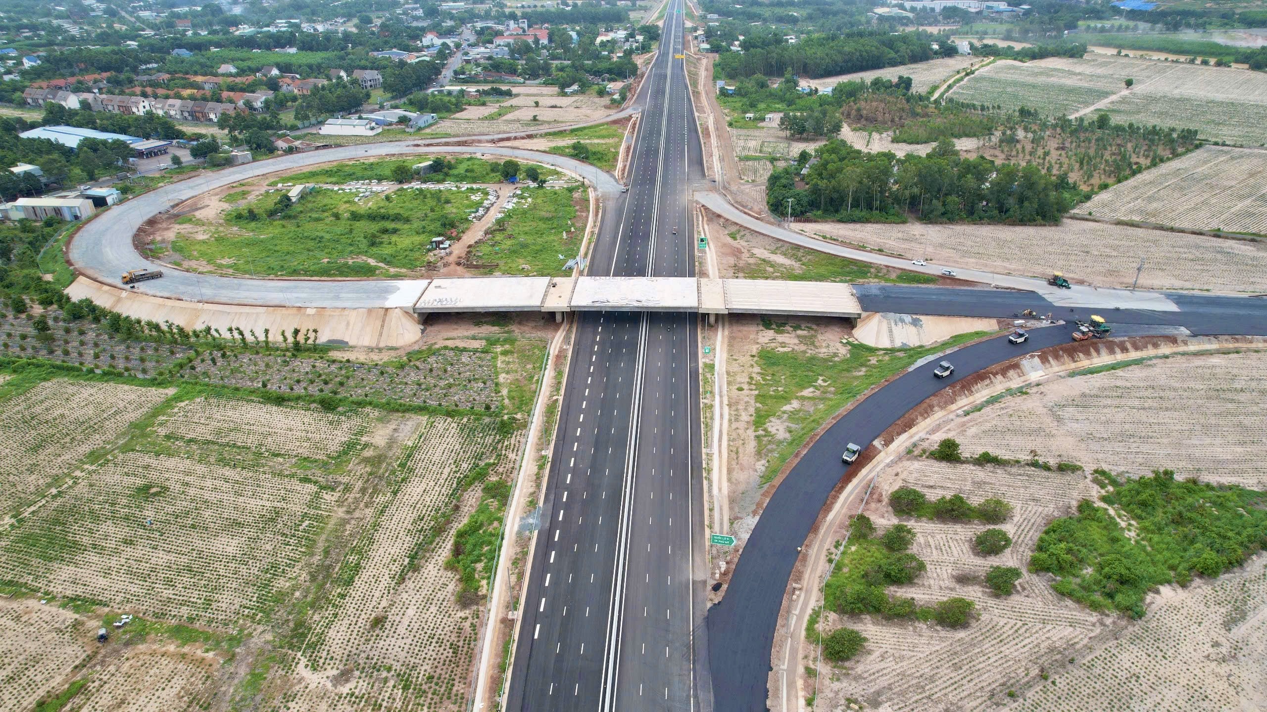 To&agrave;n cảnh thi c&ocirc;ng c&aacute;c n&uacute;t giao &ldquo;xương sống&rdquo; tr&ecirc;n cao tốc Bi&ecirc;n H&ograve;a - Vũng T&agrave;u- Ảnh 16.