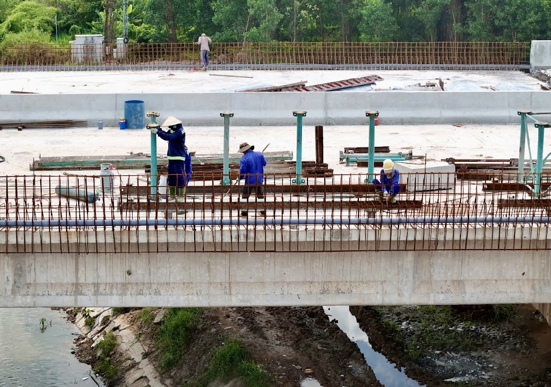 To&agrave;n cảnh thi c&ocirc;ng c&aacute;c n&uacute;t giao &ldquo;xương sống&rdquo; tr&ecirc;n cao tốc Bi&ecirc;n H&ograve;a - Vũng T&agrave;u- Ảnh 10.