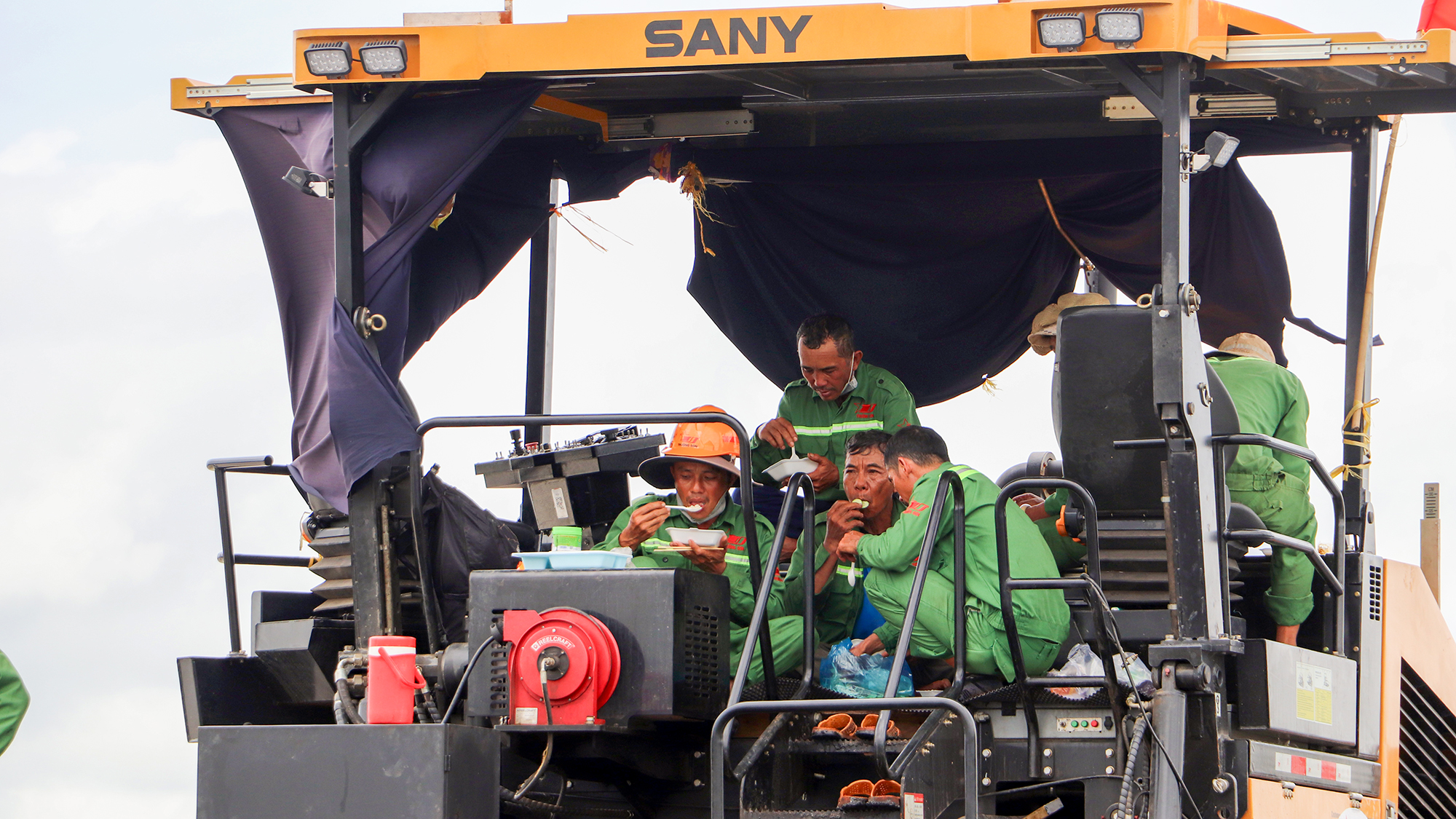 Vượt thời tiết xấu, nh&agrave; thầu quyết đưa cao tốc Cần Thơ - C&agrave; Mau về đ&iacute;ch đ&uacute;ng hẹn- Ảnh 4.