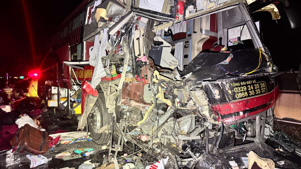 Hai xe kh&aacute;ch t&ocirc;ng nhau tr&ecirc;n cao tốc Vĩnh Hảo - Phan Thiết, 3 người thiệt mạng- Ảnh 1.