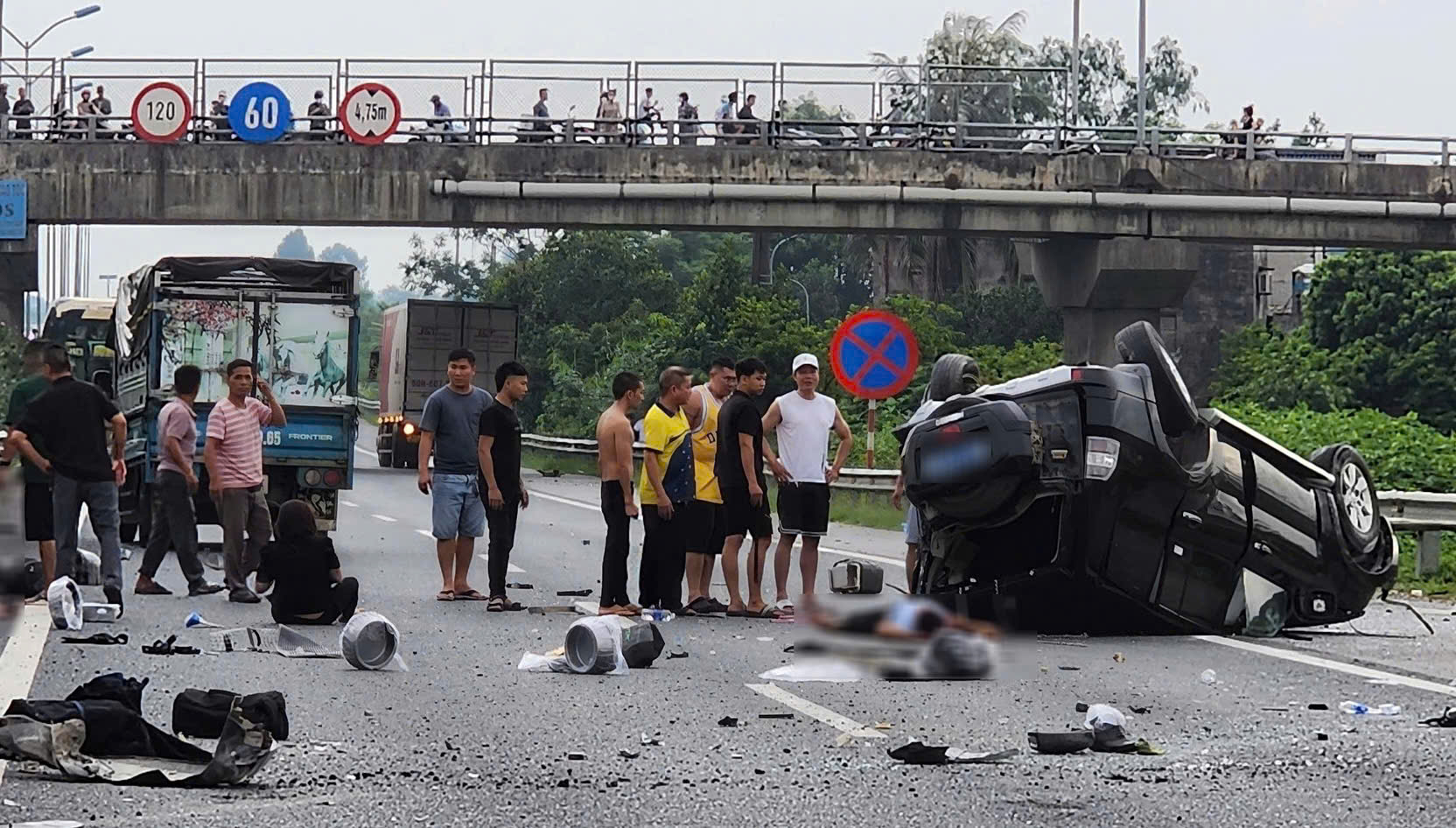Nhiều người tr&ecirc;n &ocirc; t&ocirc; 7 chỗ văng khỏi xe tr&ecirc;n cao tốc Cầu Giẽ - Ninh B&igrave;nh- Ảnh 1.